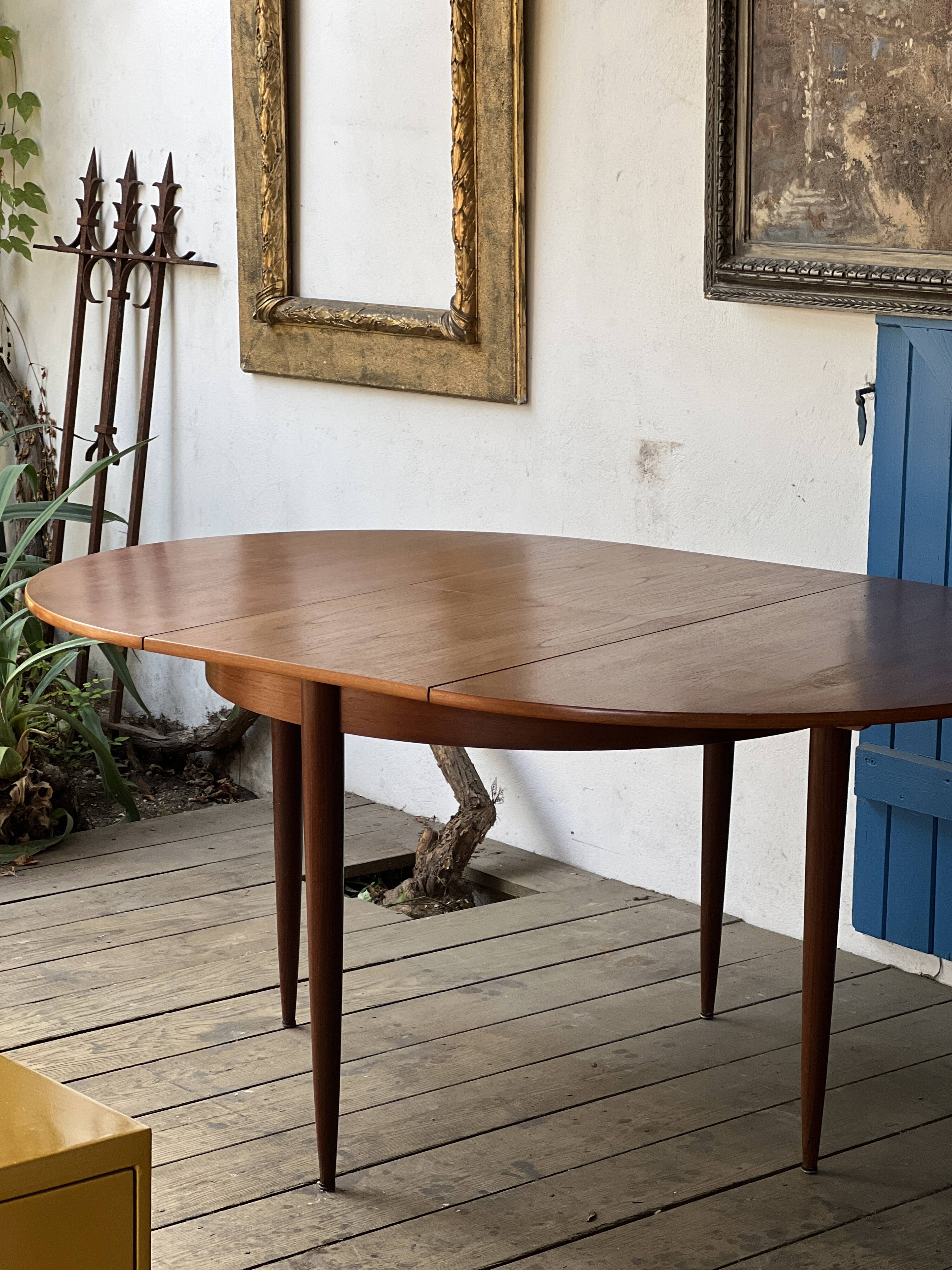 Round extendable table