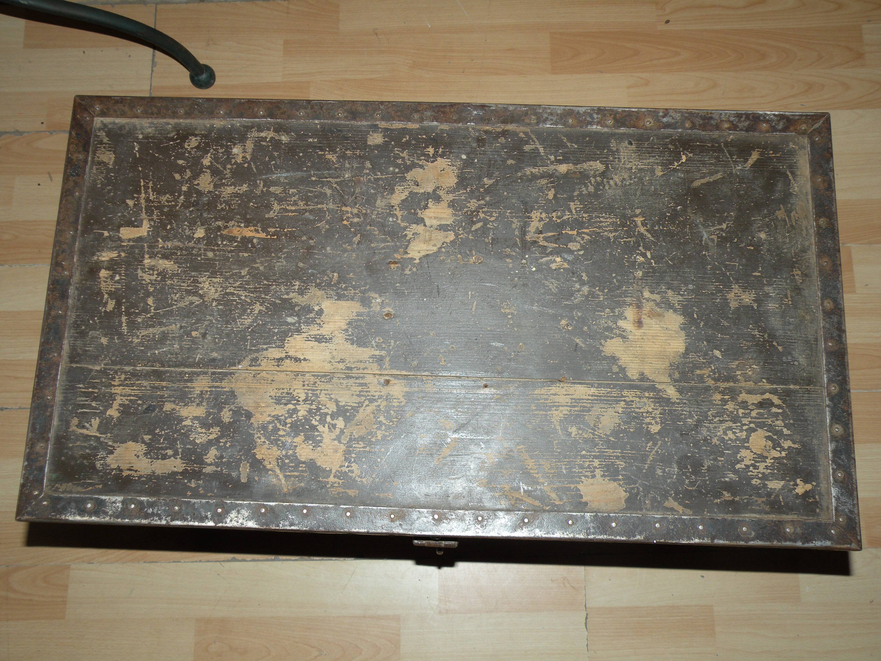 Beautiful cabinetmaker's trunk in wood and metal from the 1900s. With 3 storage compartments