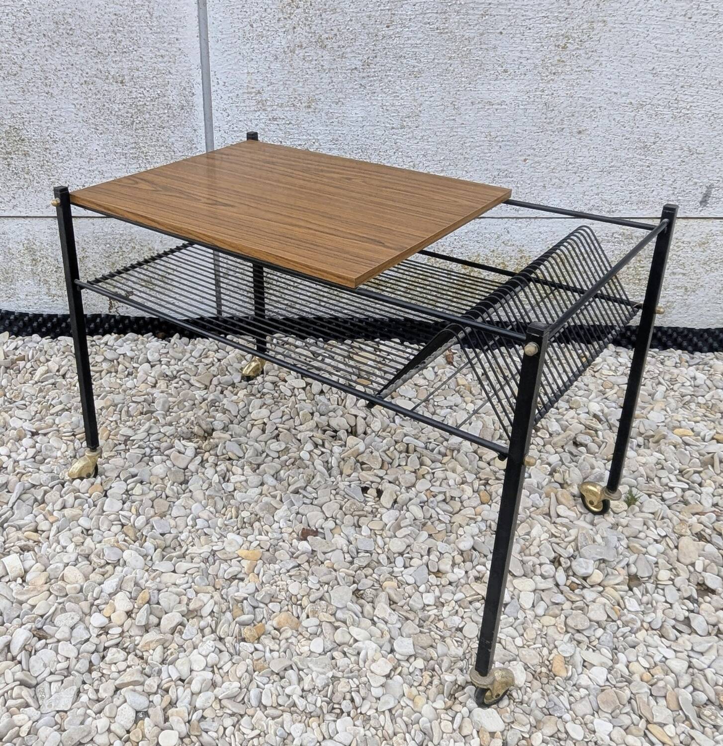 Table basse roulante, porte-revues, 1960