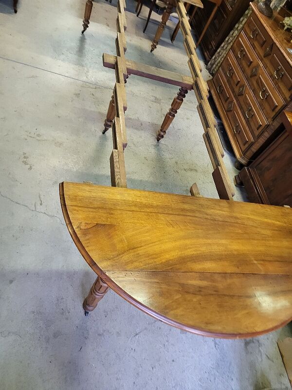 Table 6 pieds en noyer blond de 356 cm de long ouverte avec 5 allonges n10