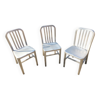Trois chaises navy en aluminium