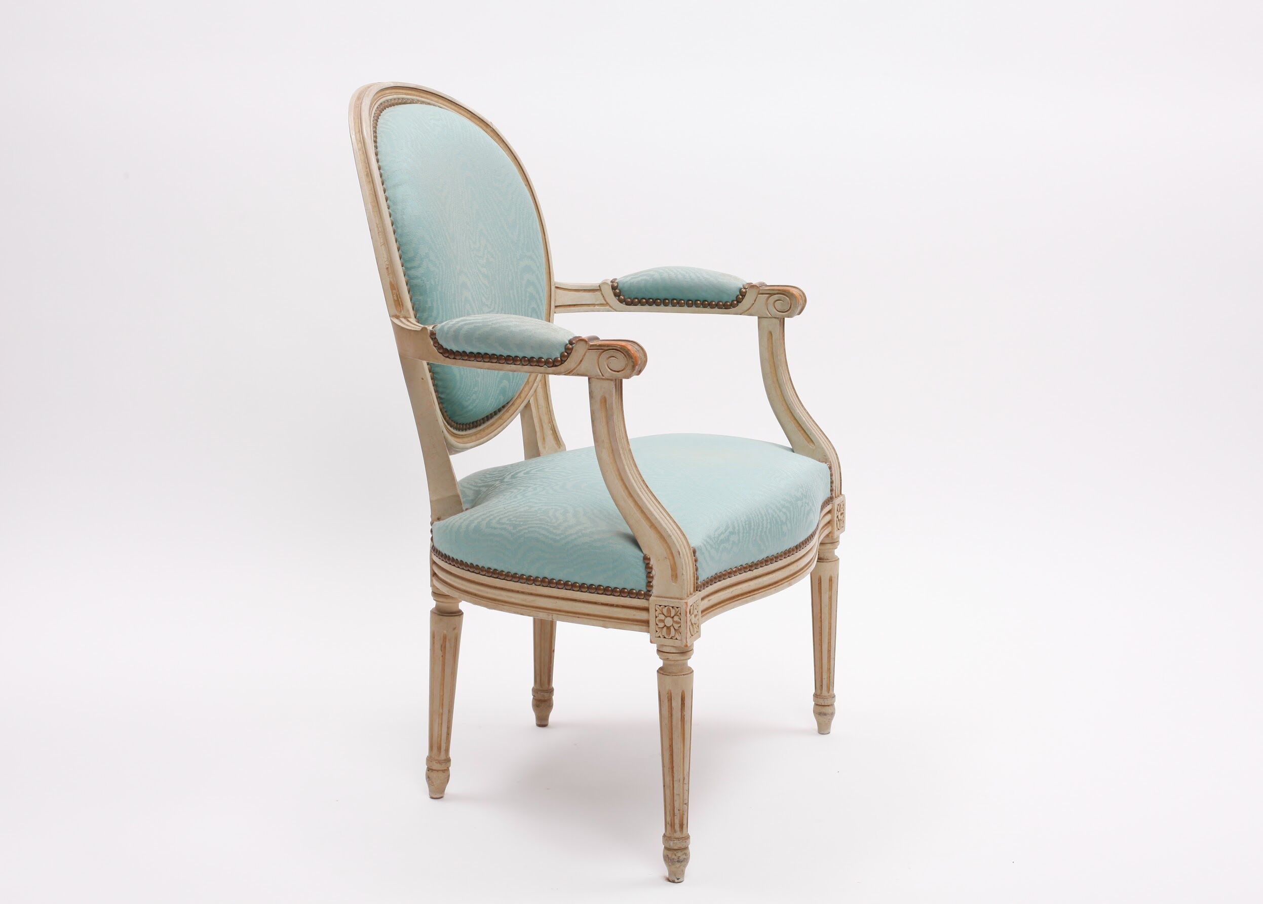 Paire de fauteuils médaillon couleur bleu turquoise de style Louis XVI