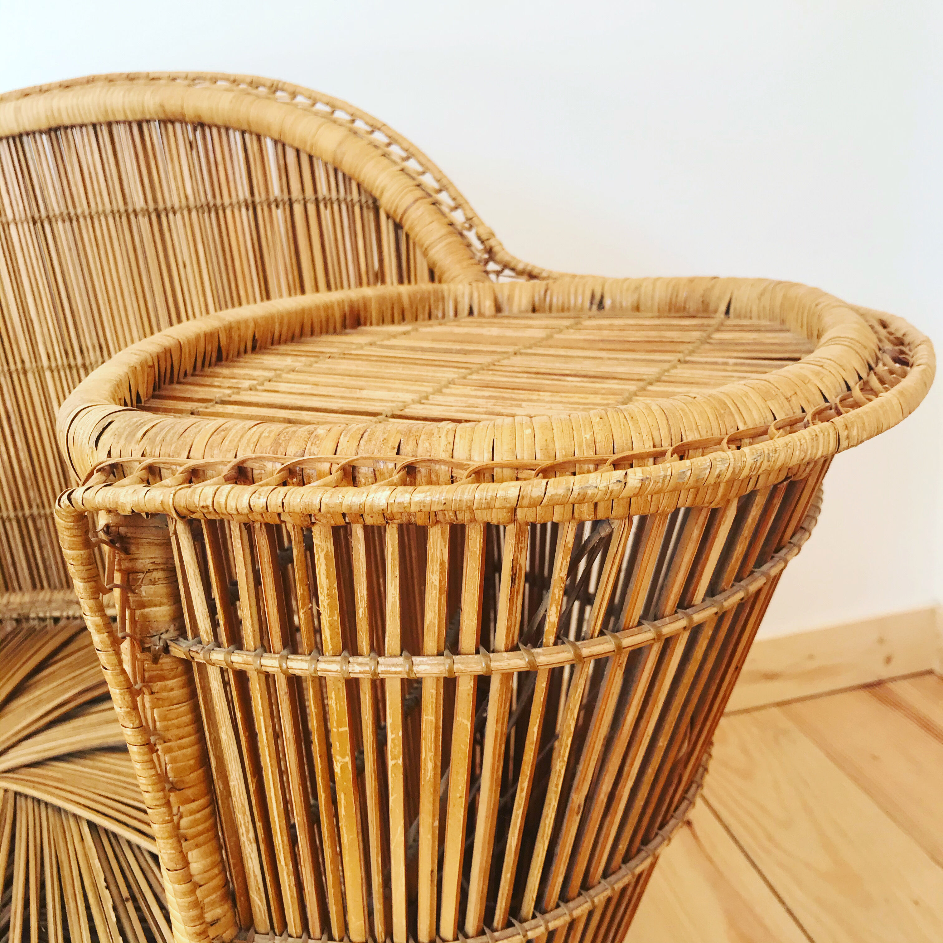 Fauteuil vintage à tablette en osier