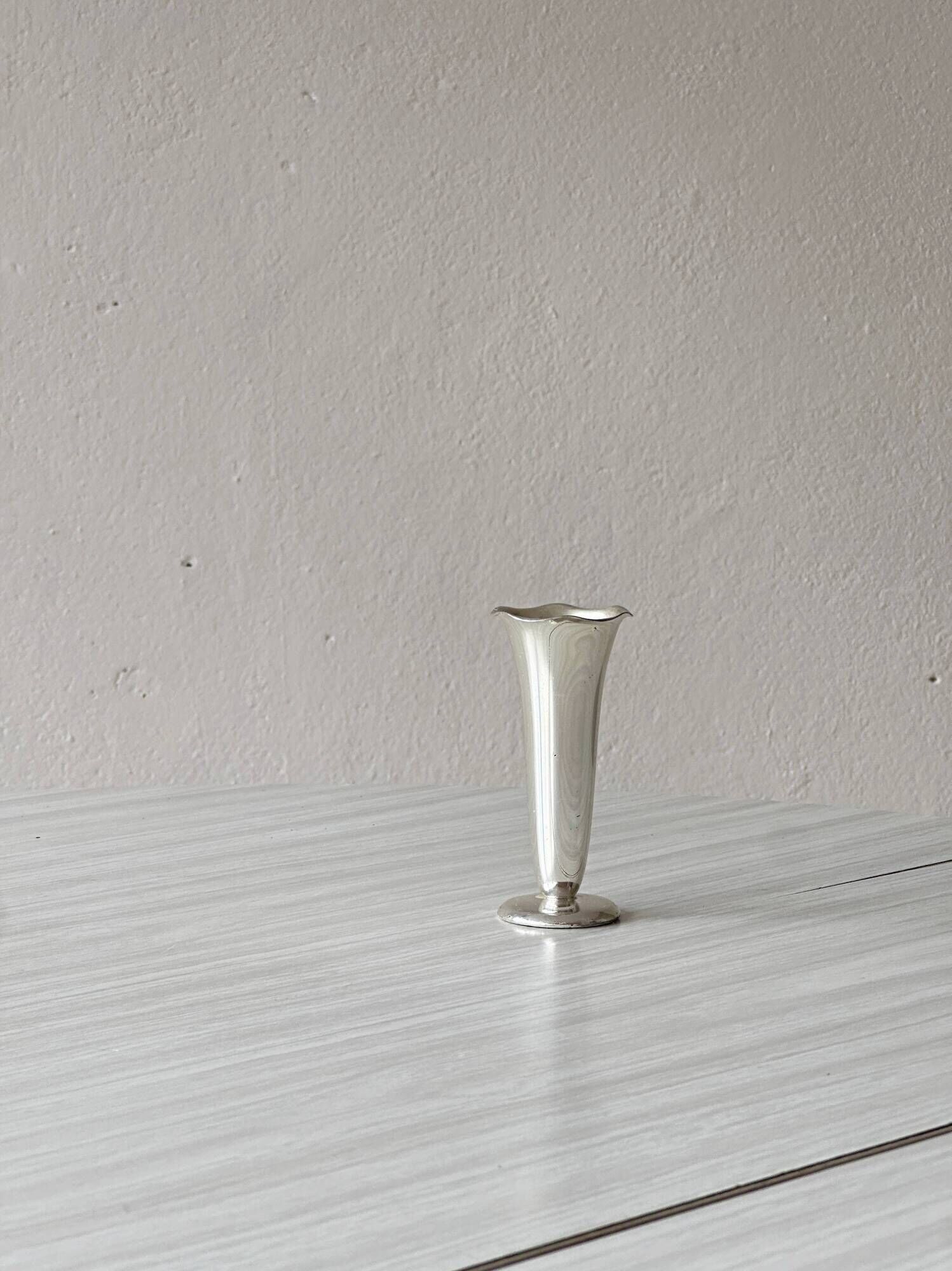 Mini metal soliflore vase, wavy corolla neck