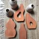 Vase plat en faïence rouge fait main artisanale creatrice