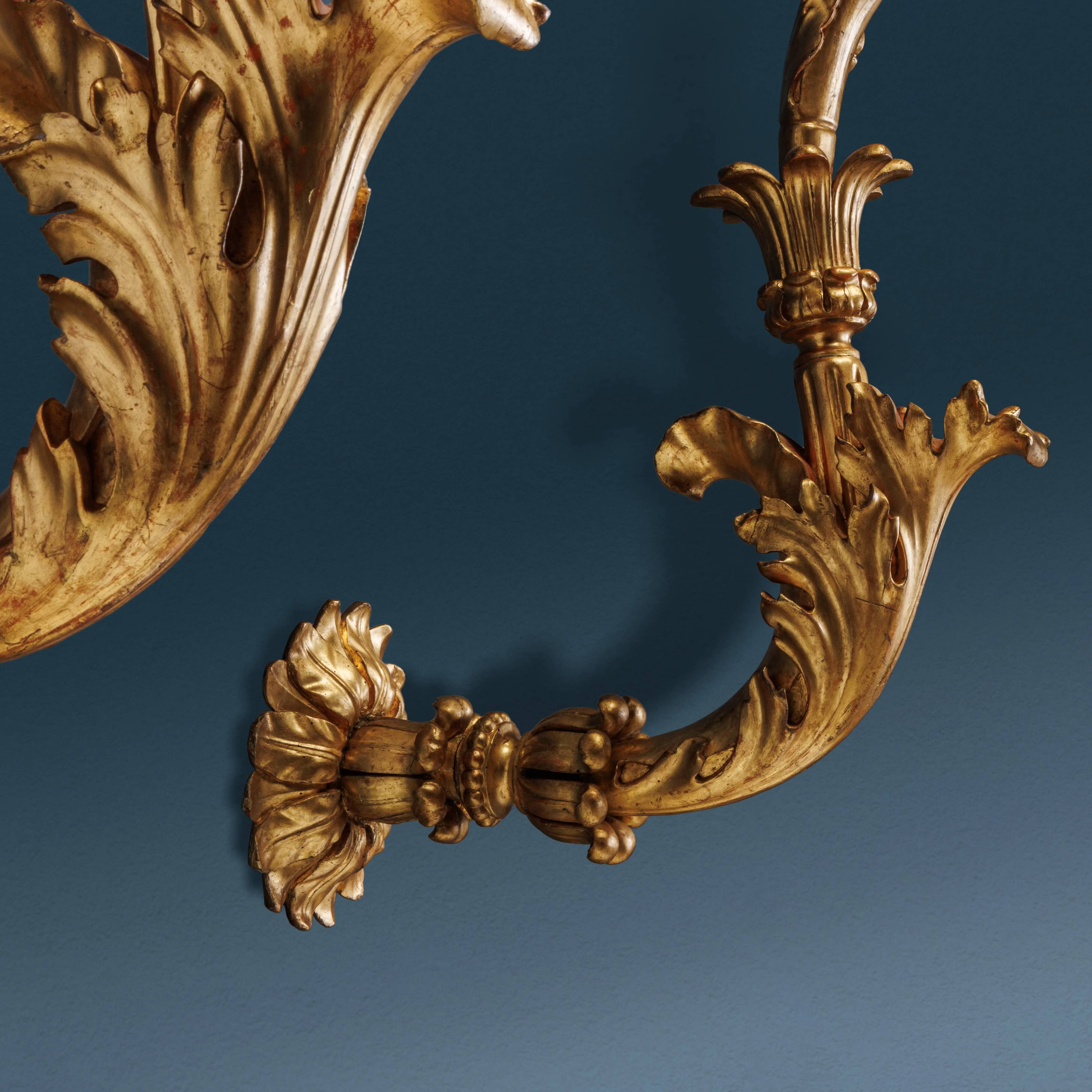Paire de supports de lanternes baroques anciens en bois doré, Italie, XVIII Century