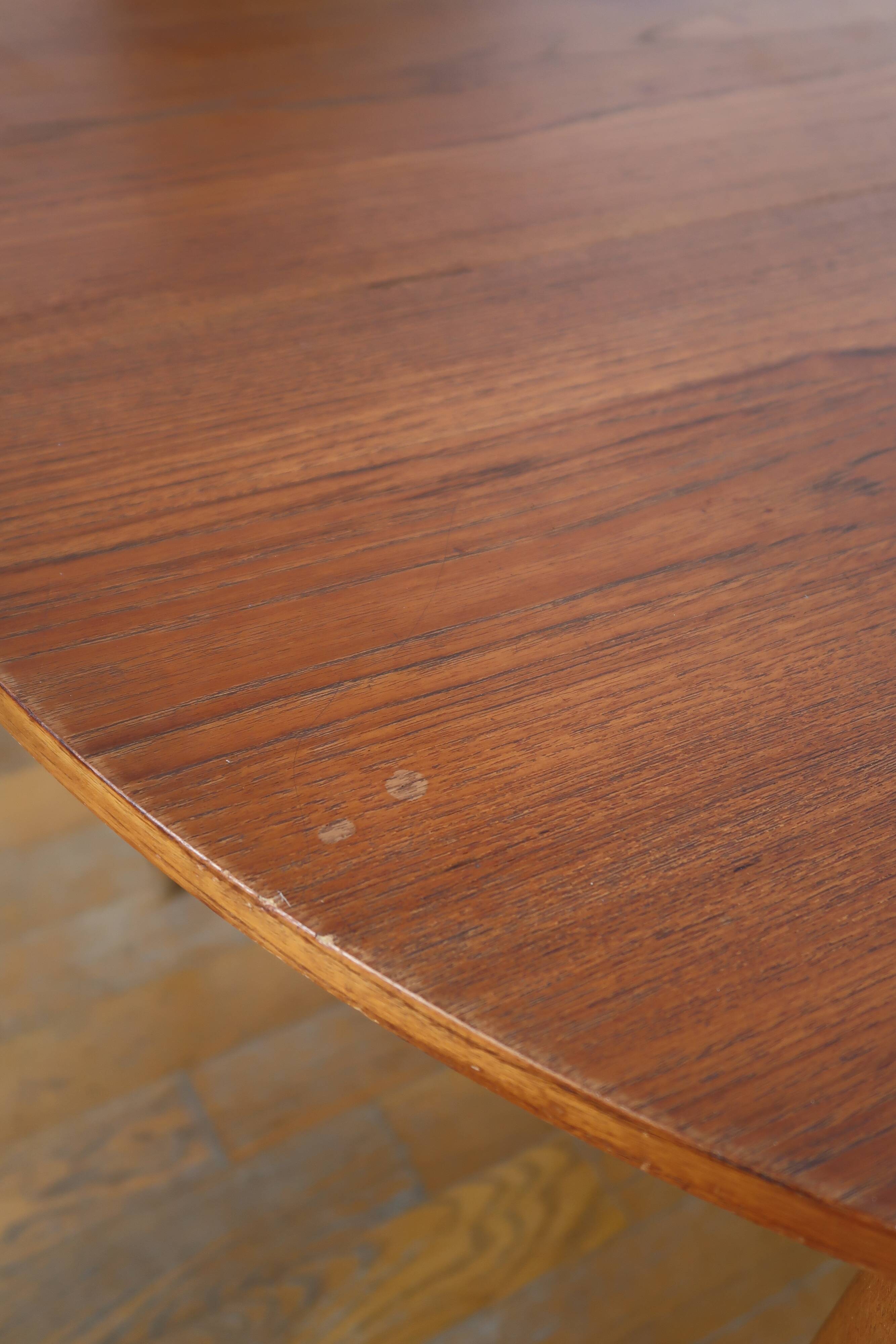 Extendable Scandinavian Round Table