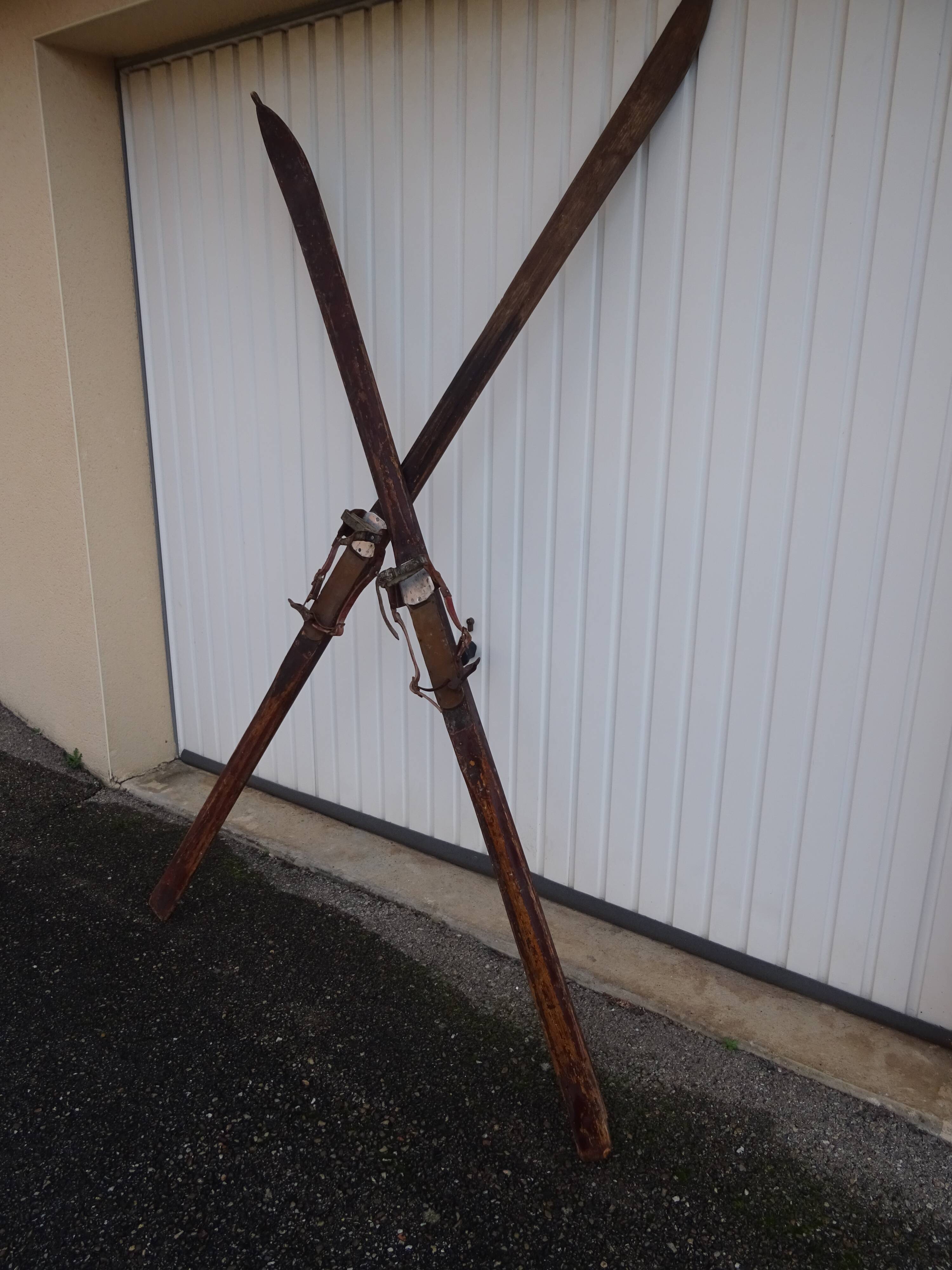 Ancienne paire de skis en bois l'Alpestre