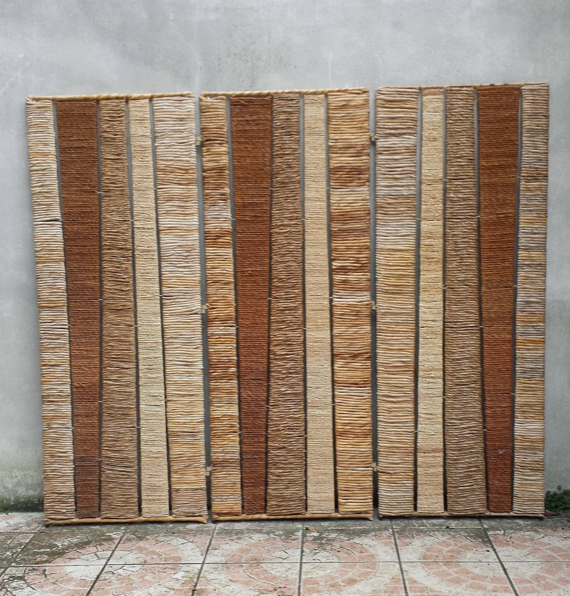 Straw and woven rope screen with metal structure