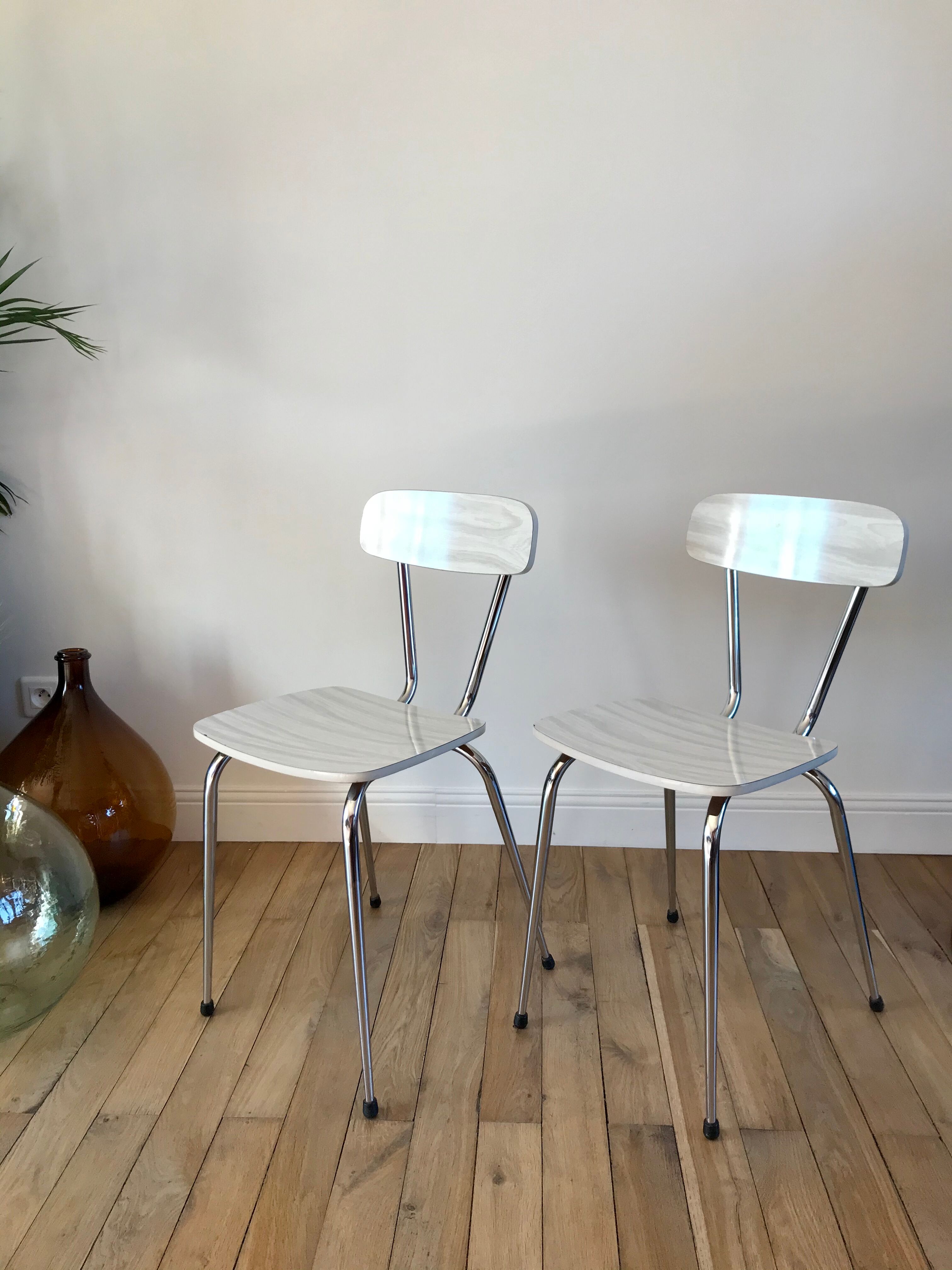 Duo de chaises en formica blanches effet marbré années 70