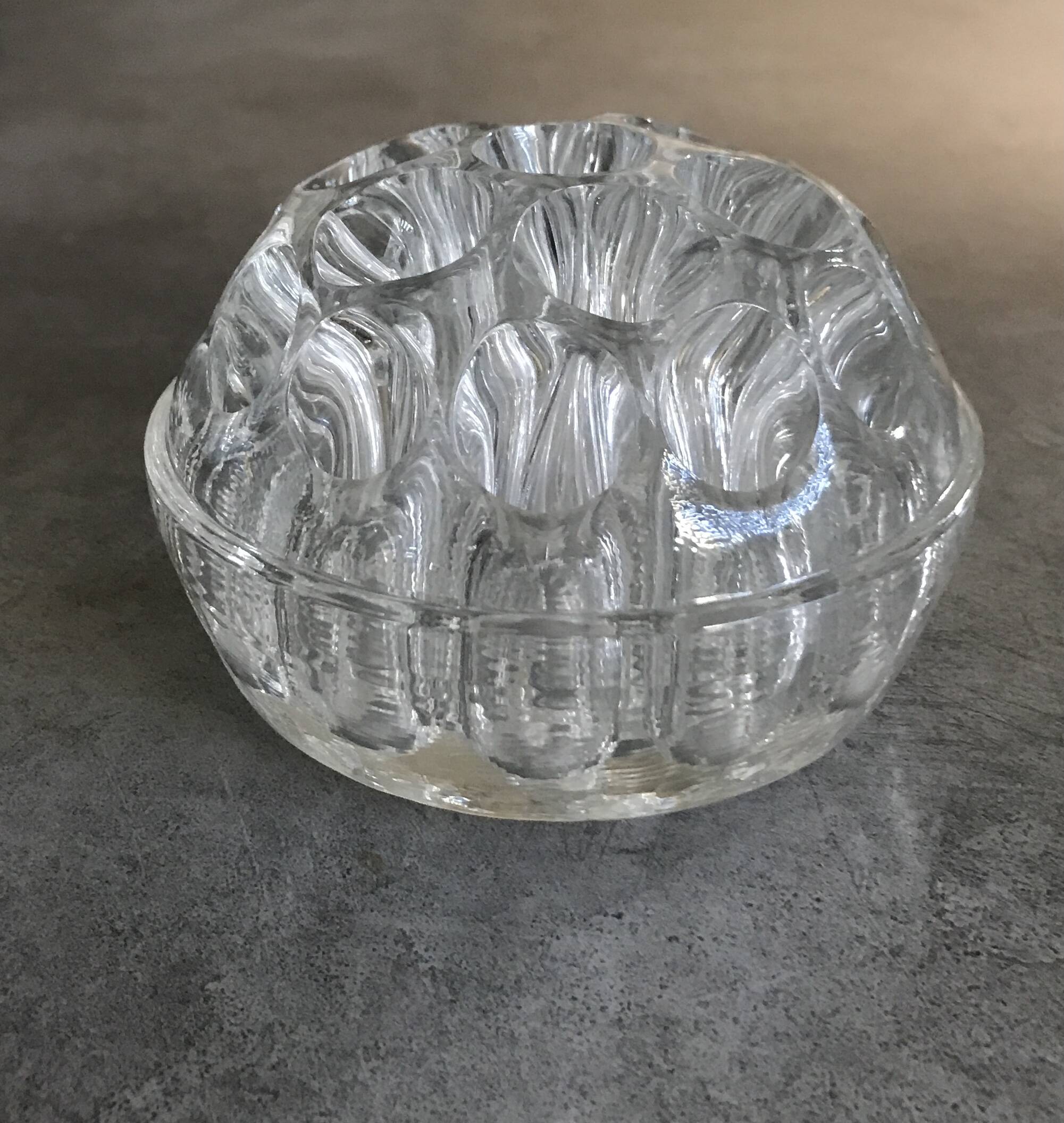 Old flower stick in molded glass 19 holes