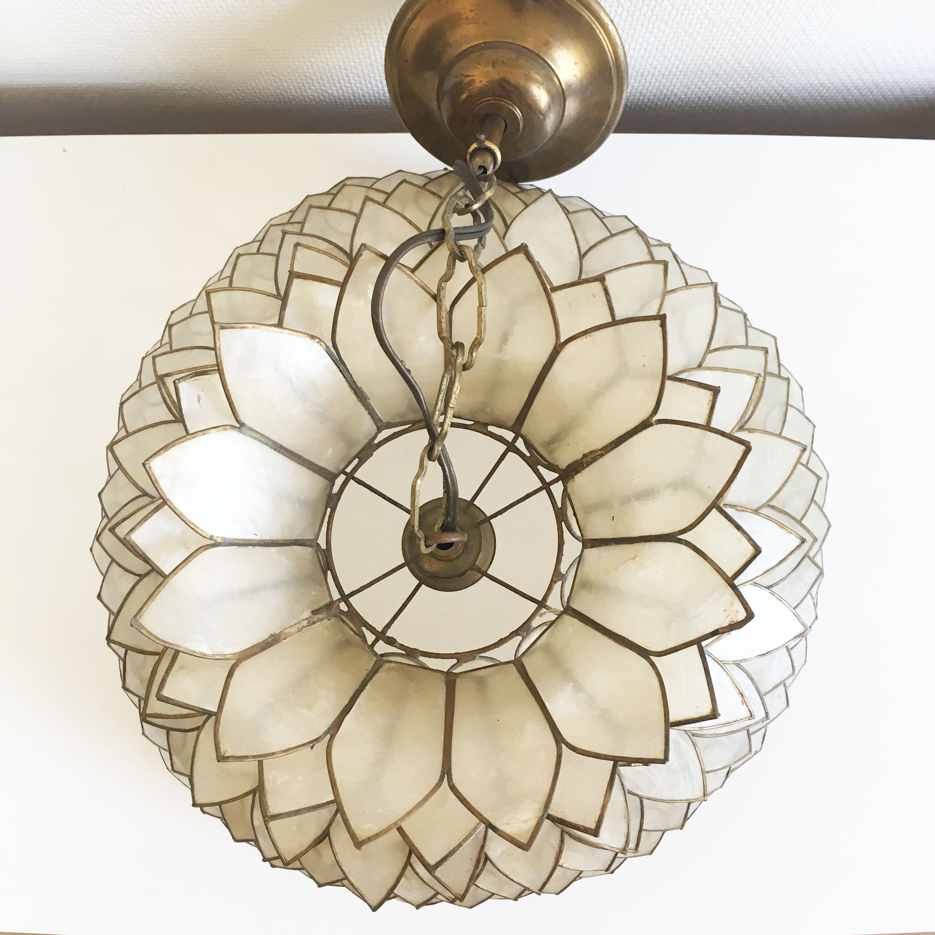 Petal hanging of mother-of-Pearl and brass