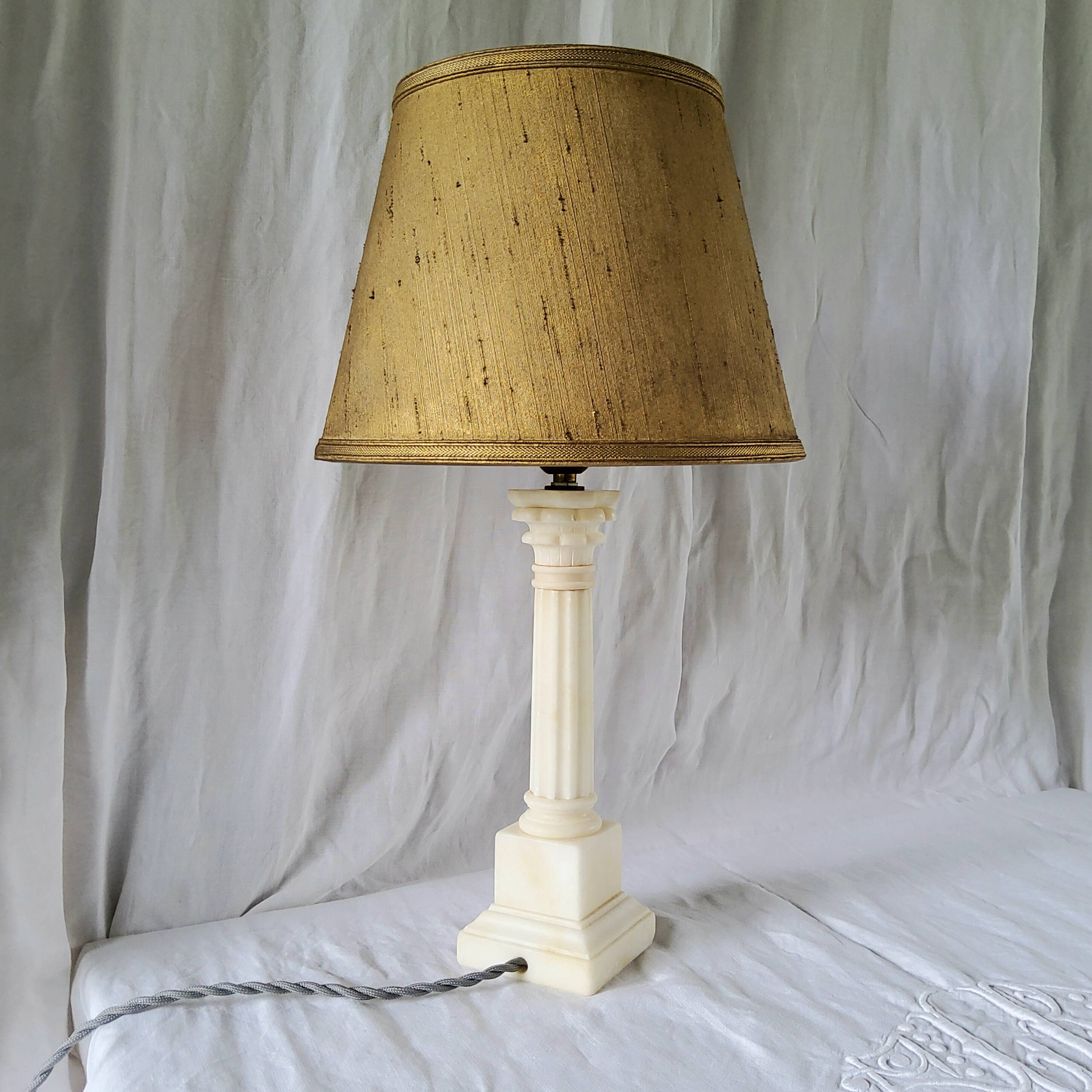 Lampe italienne en albâtre sculpté