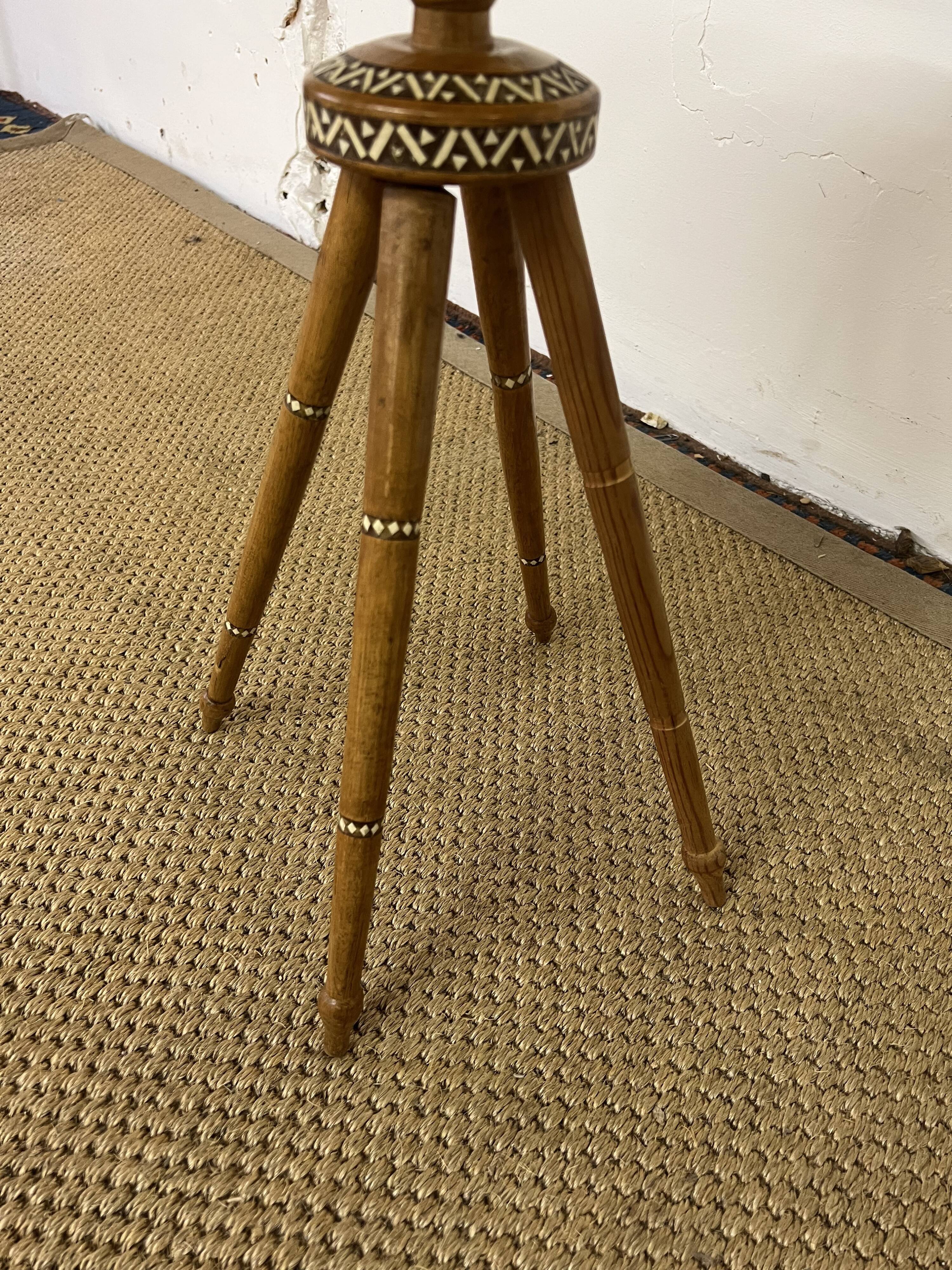 Wooden pedestal table / harness