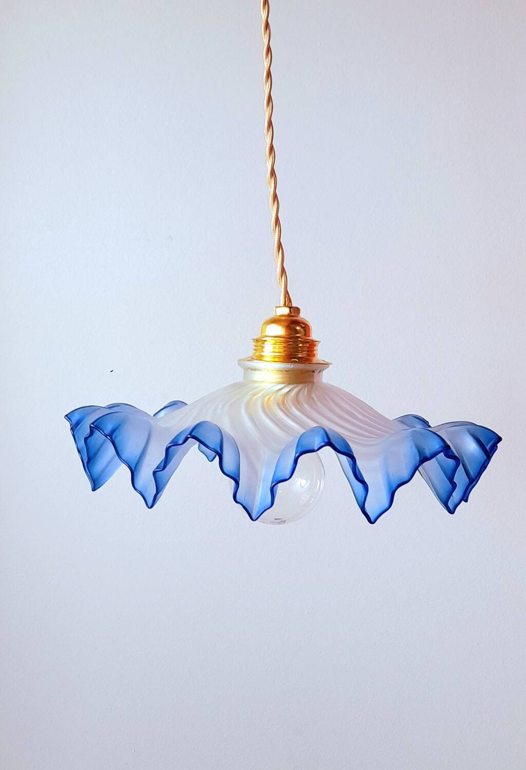 Suspension in opaline corolla from the 1930s