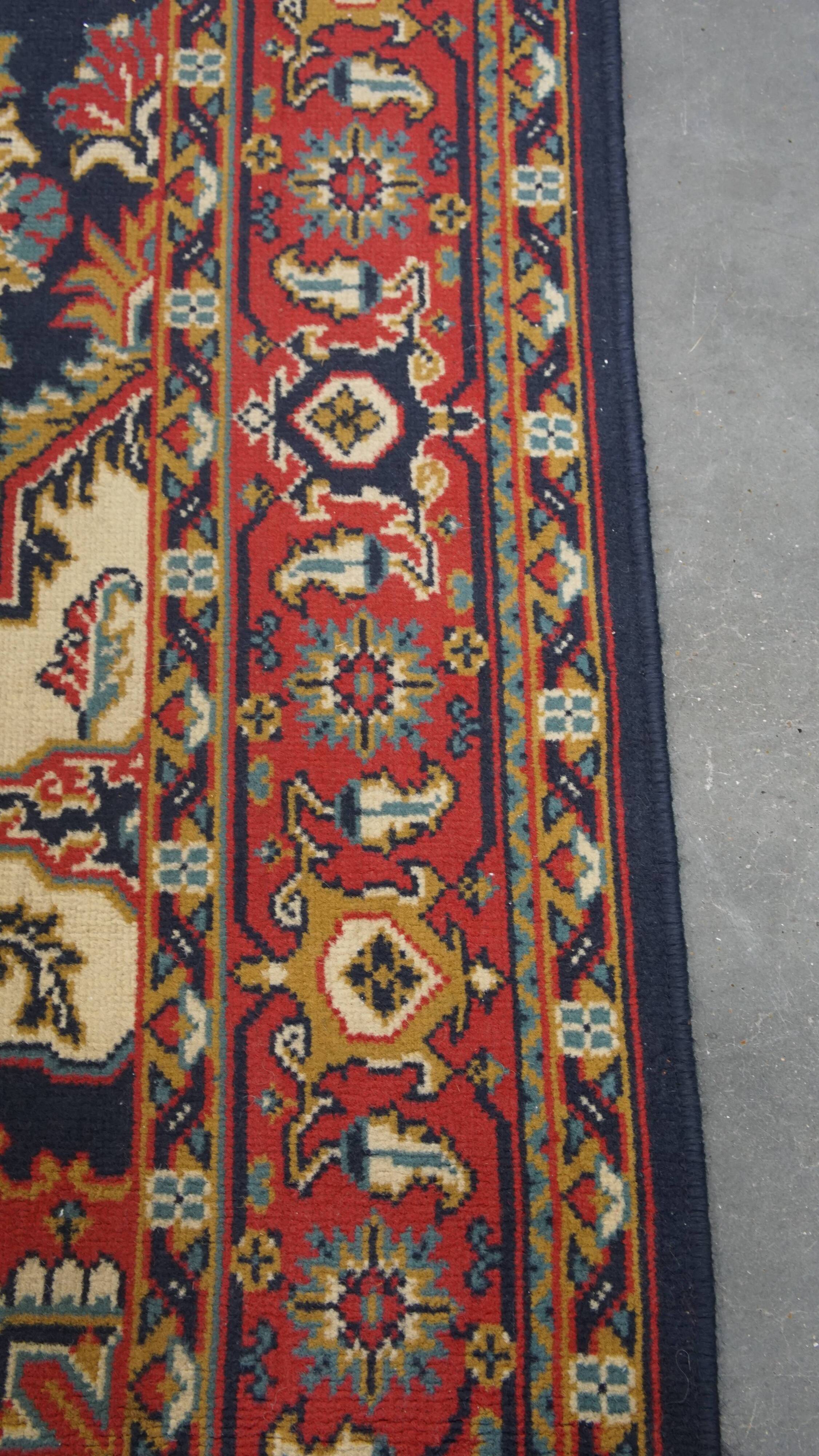 Tapis vintage en rouge et bleu foncé – 236x170 cm