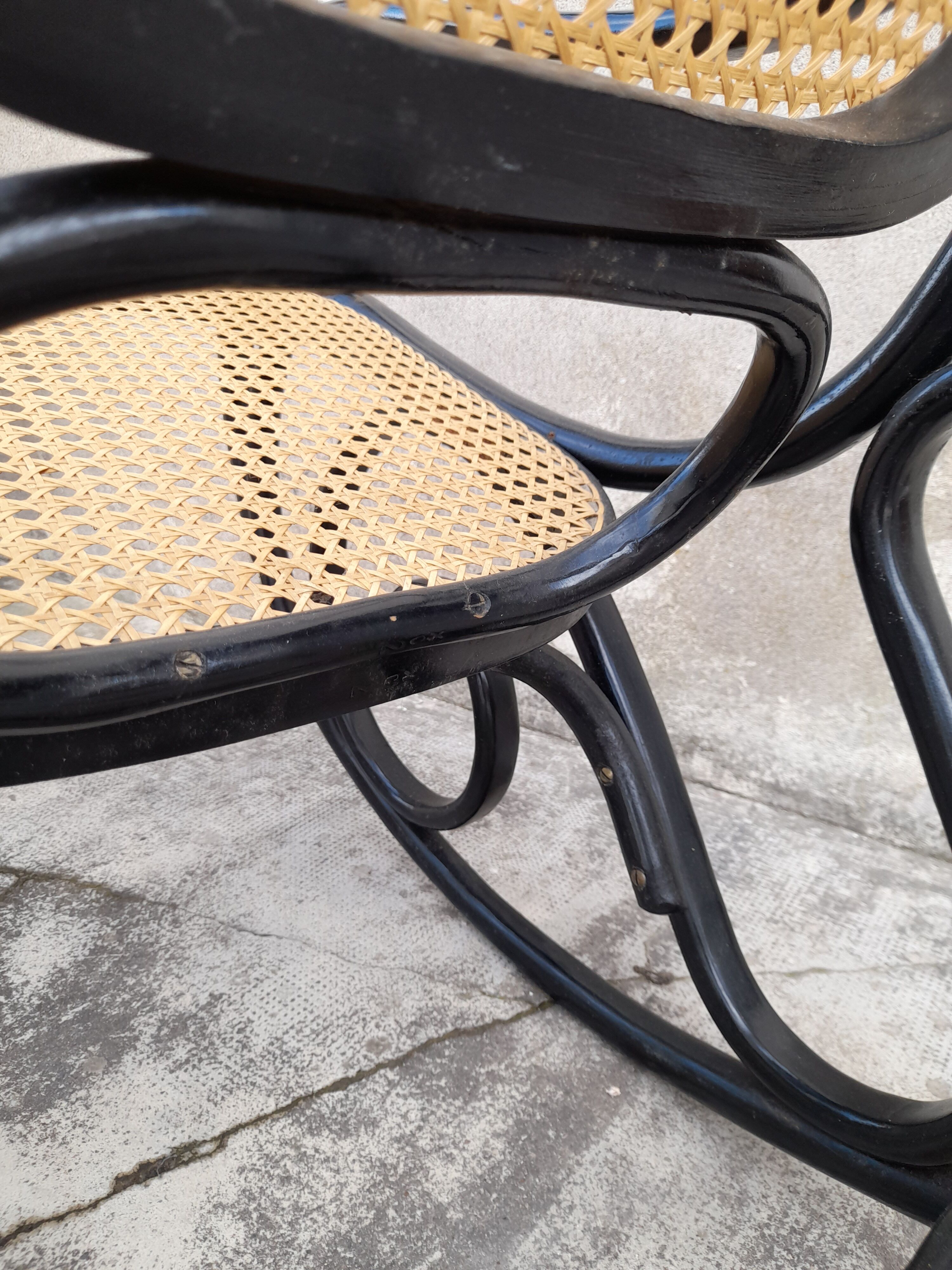 Rocking-chair noir canné bois courbé 1930