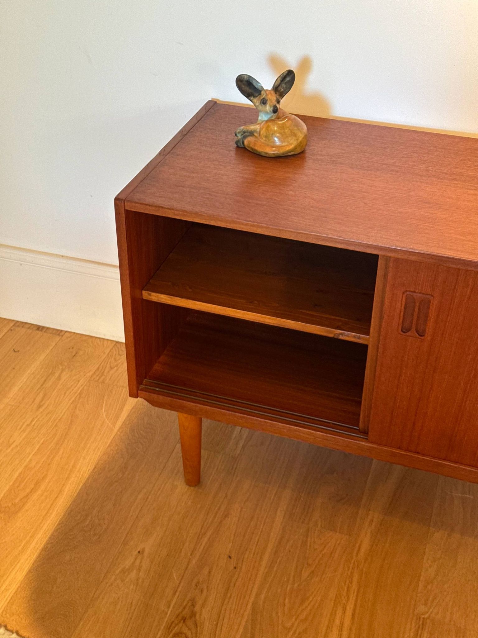 Petit buffet scandinave vintage en teck "Lauge"