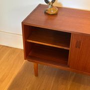 Petit buffet scandinave vintage en teck "Lauge"