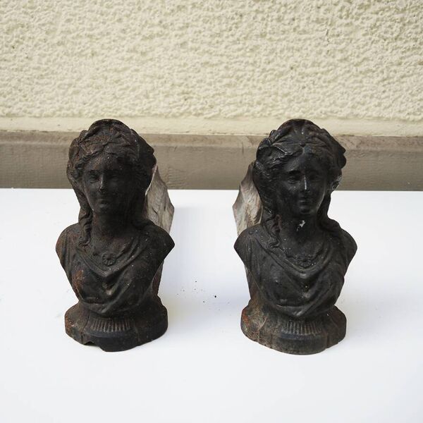 Anciens chenets en fonte : buste de femme au médaillon