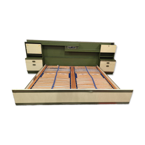 Grand lit vintage avec