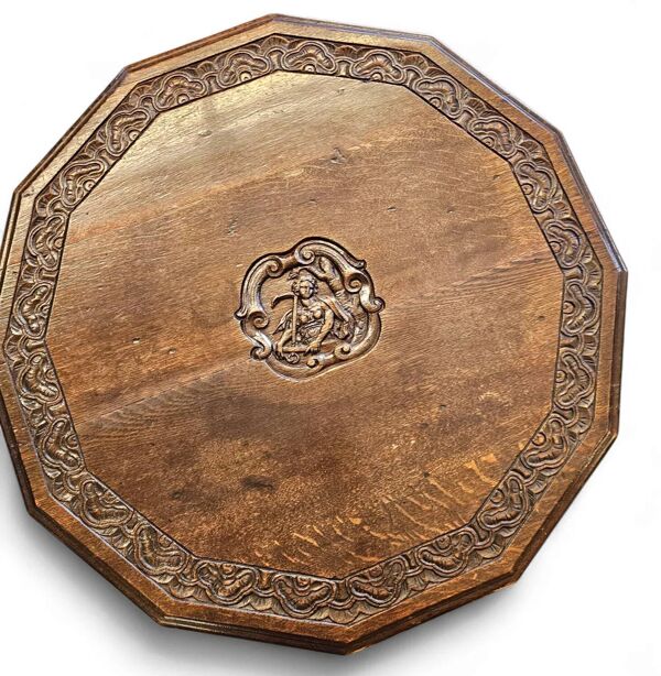 Table pliante antique sculptée en forme de tripode / Pays-Bas / chêne / XIXe siècle vers 1880