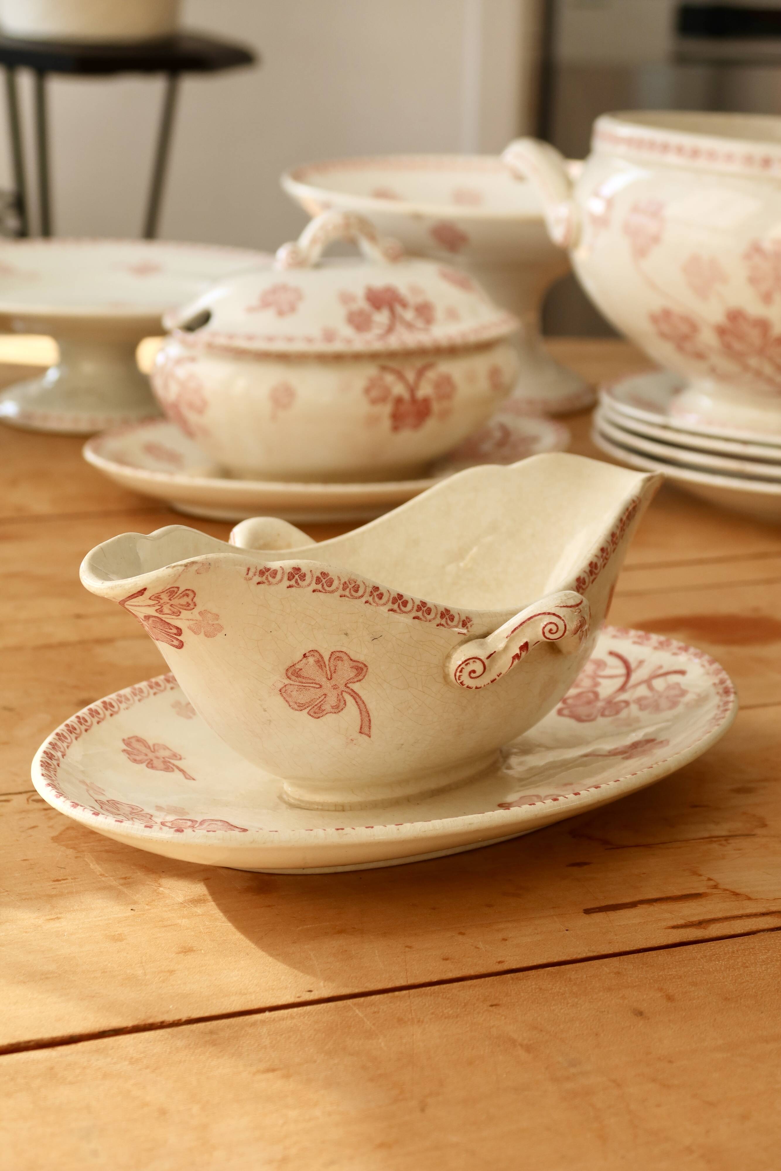 Antique sauceboat made of red ironstone, Lunéville model Lucien.