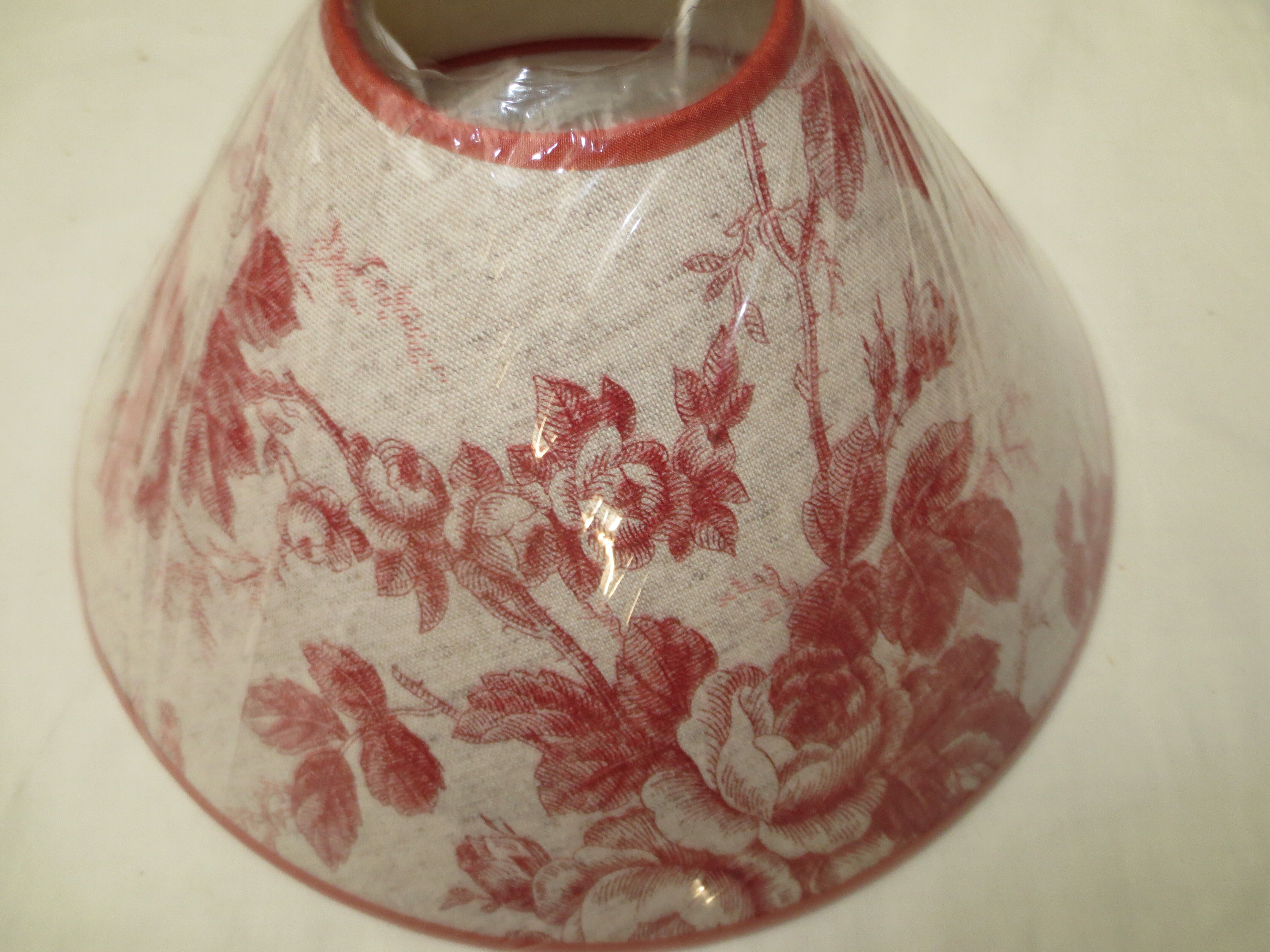 Paire d'abat_jour anciens en toile de jouy rose