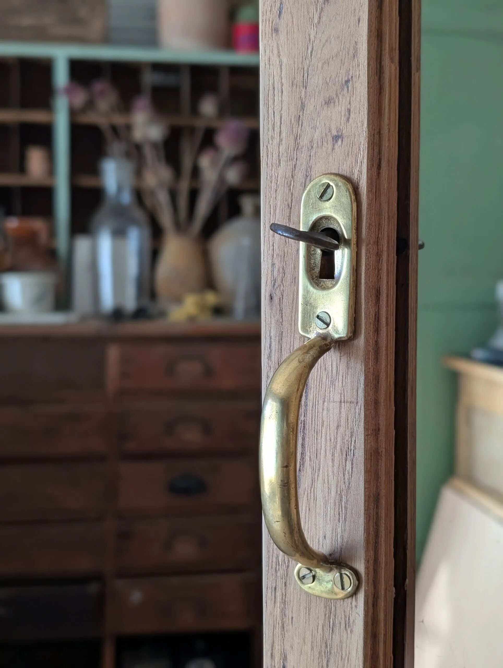 Bonnetière parisienne ancienne avec miroir en bois brut restauré