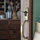 Bonnetière parisienne ancienne avec miroir en bois brut restauré