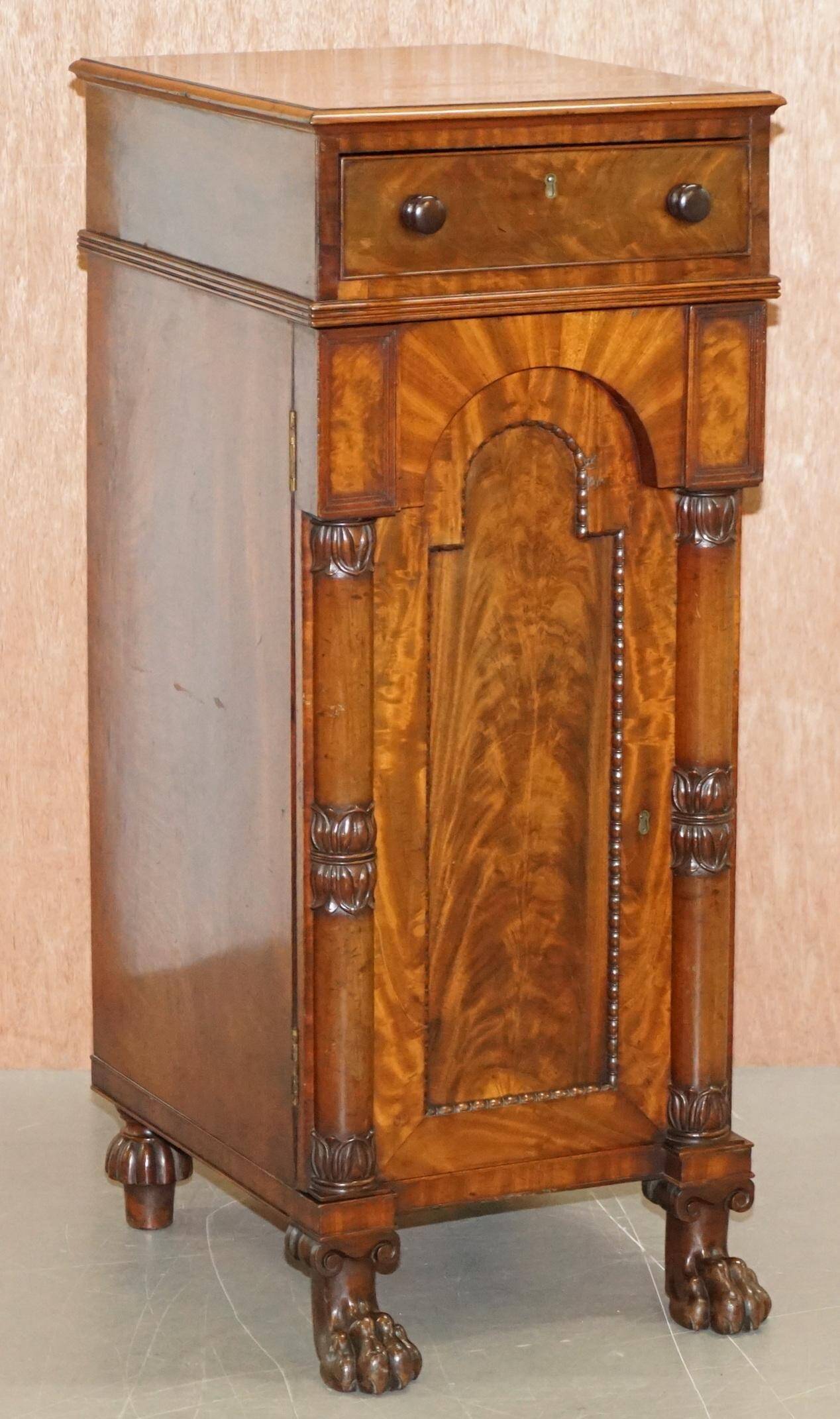 Paire de Grands Cabinets Latéraux William IV 1830 en Bois Massif Flammé avec Tiroirs