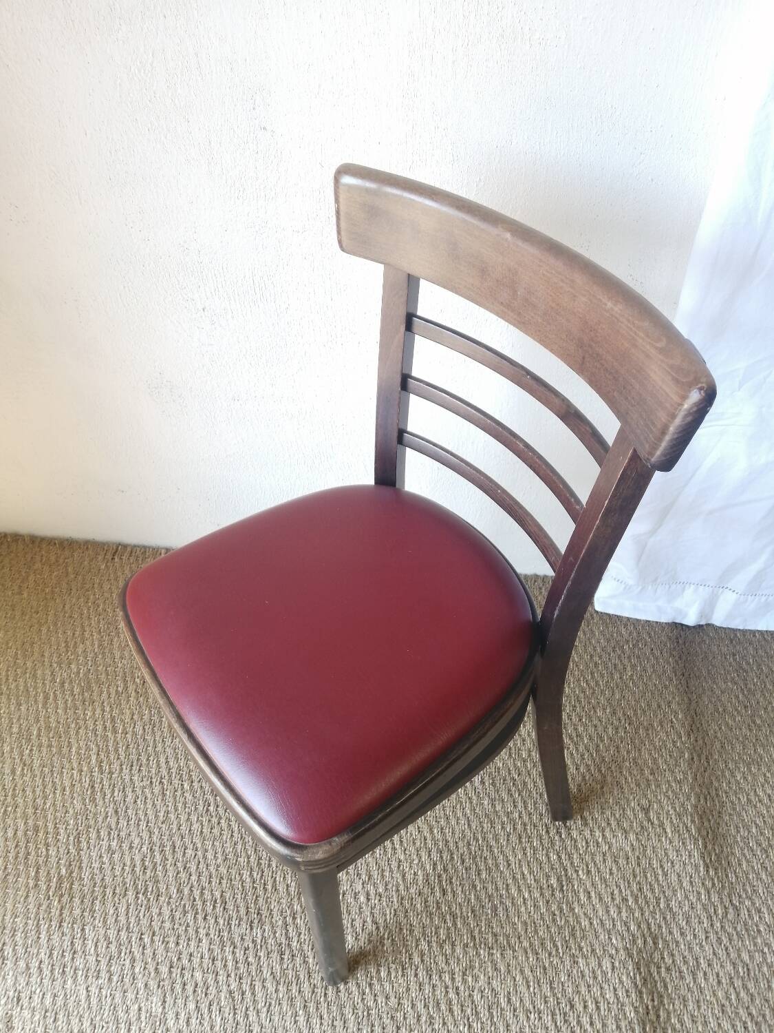 Lot de 4 chaises bistrot TON en bois courbé et assises en skaï rouge vintage.