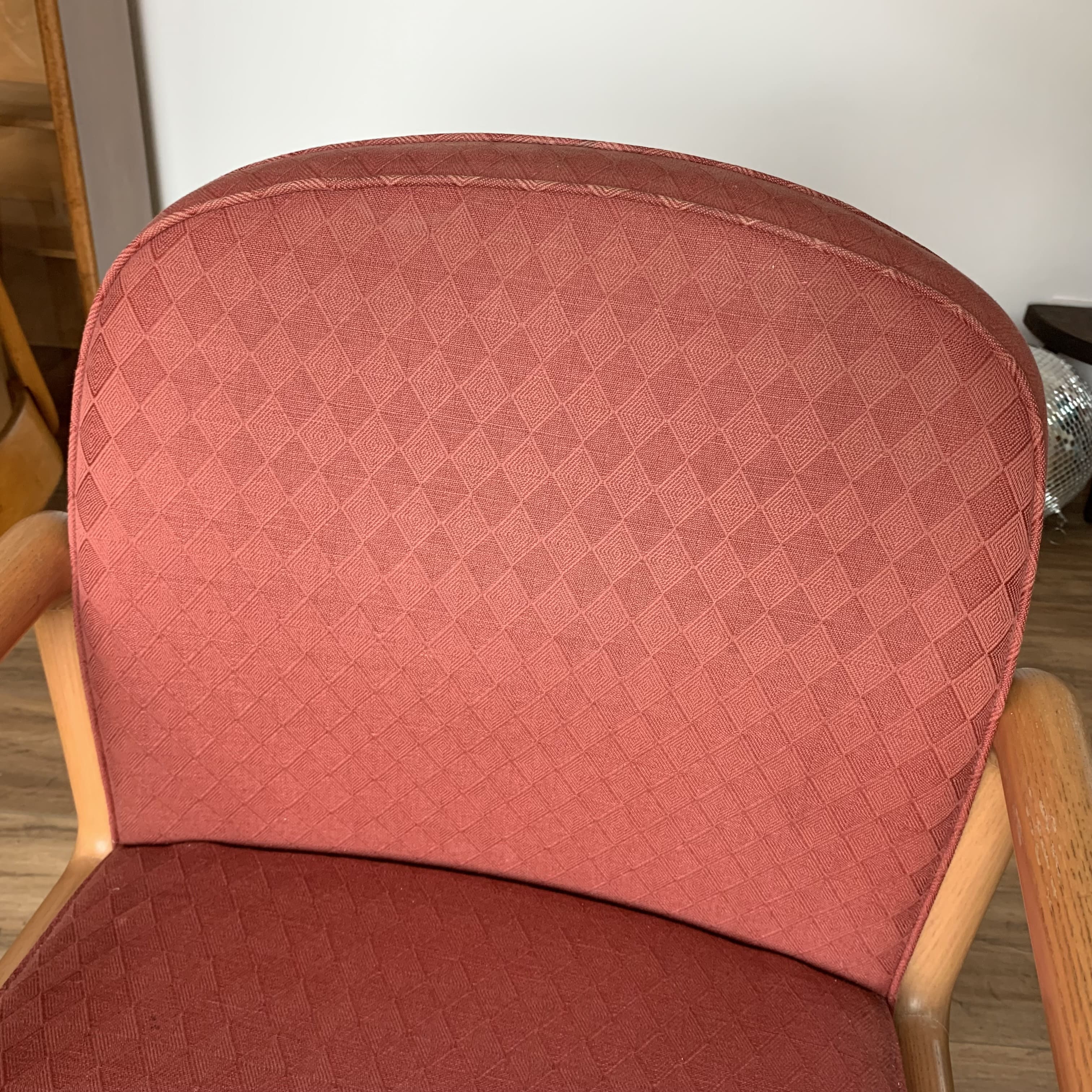 Powder pink armchair - light wood