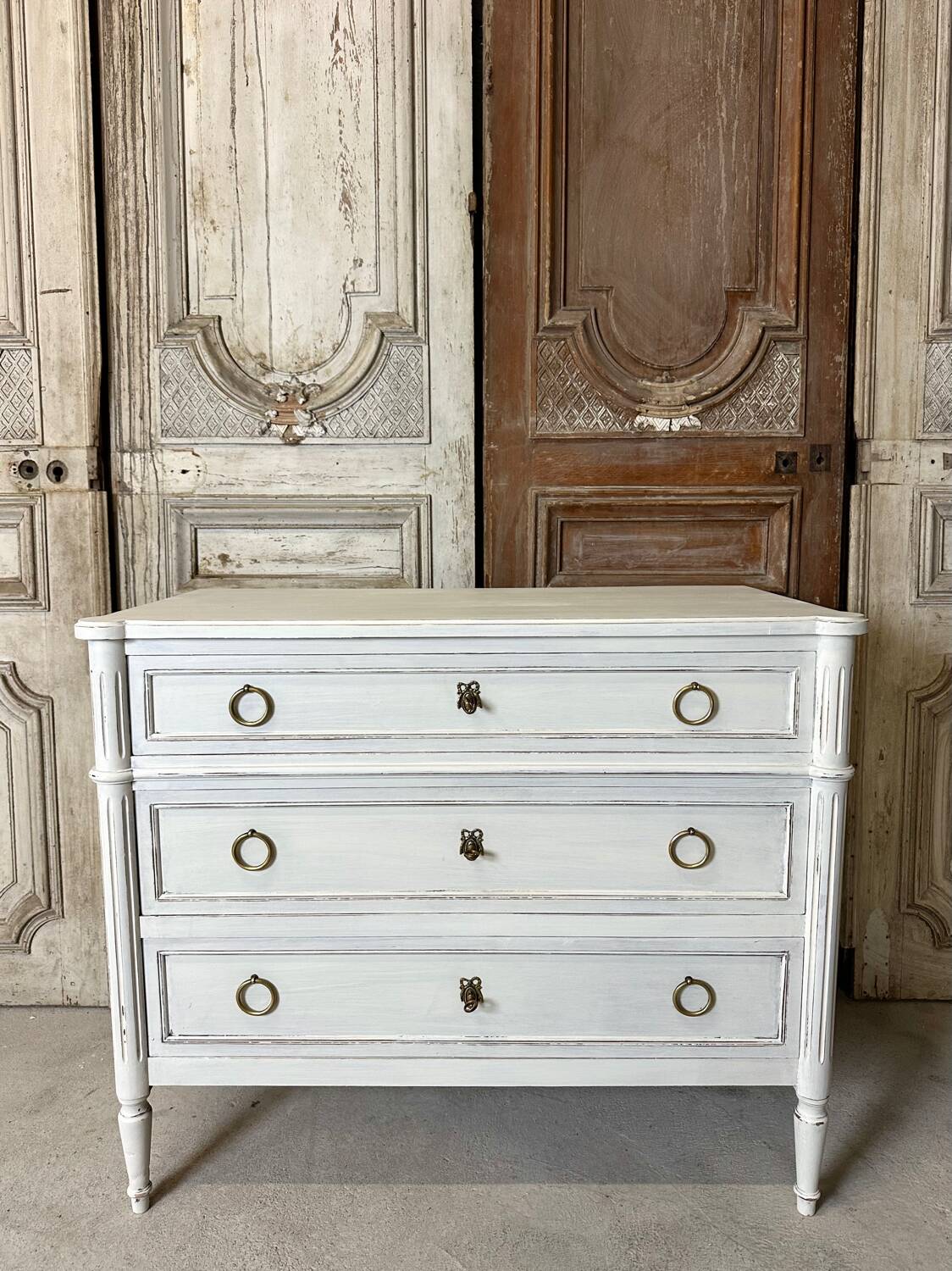 Commode de style Louis XVI peinte blanc