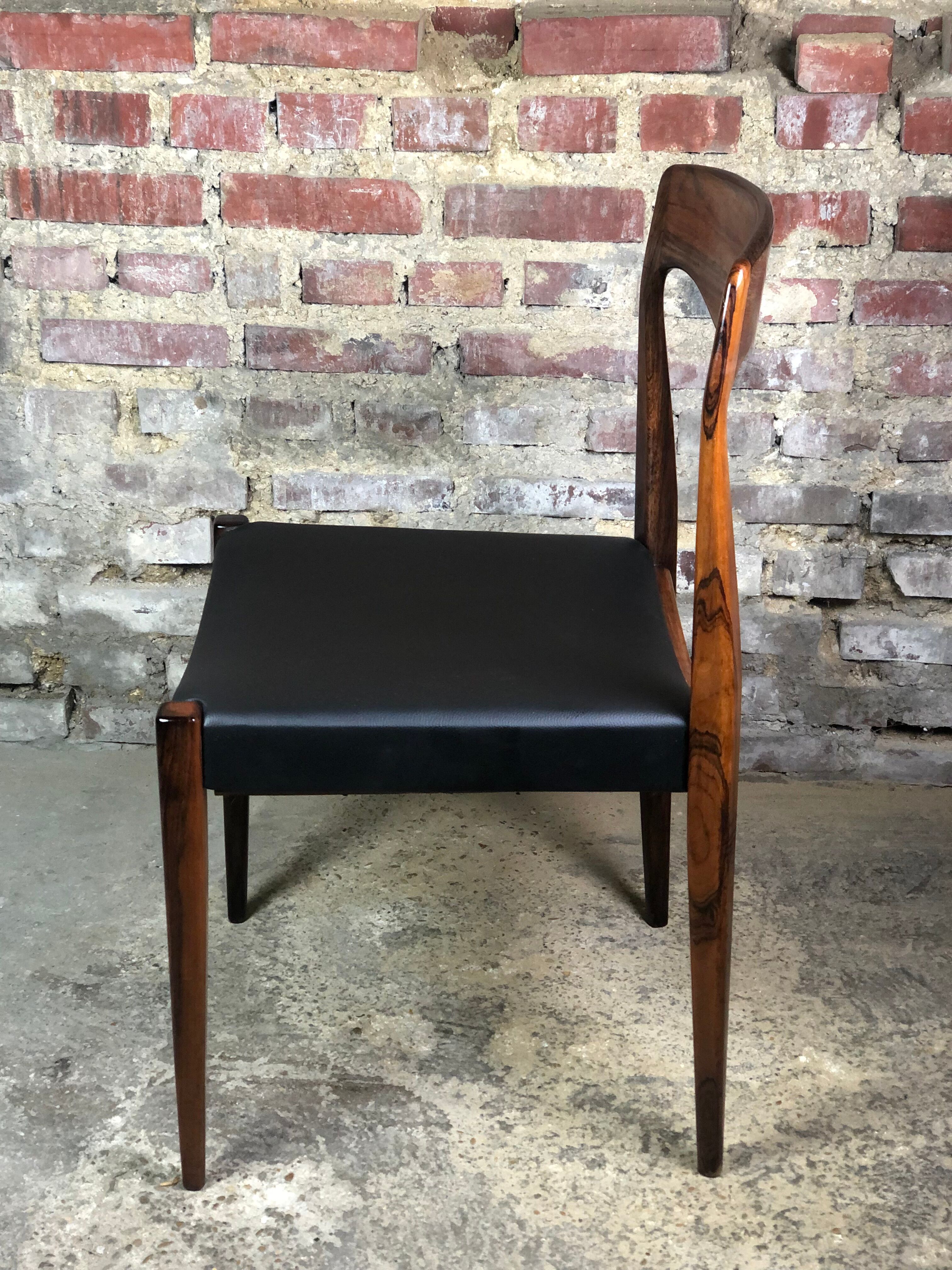 Chairs in rosewood and Scandinavian black imitation Arne Hovmand Olsen