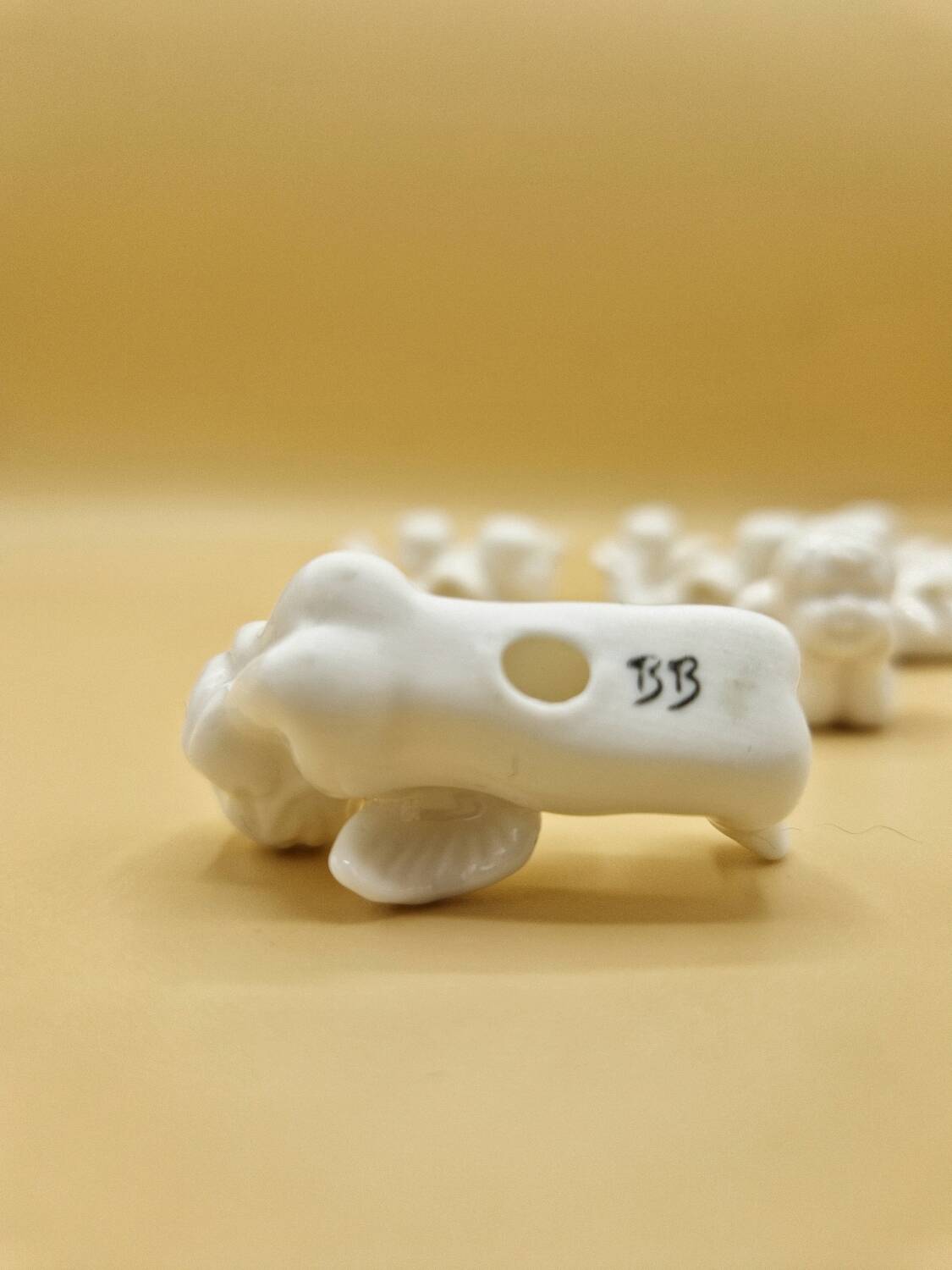 12 porte-couteaux vintage en porcelaine figurant des chérubins