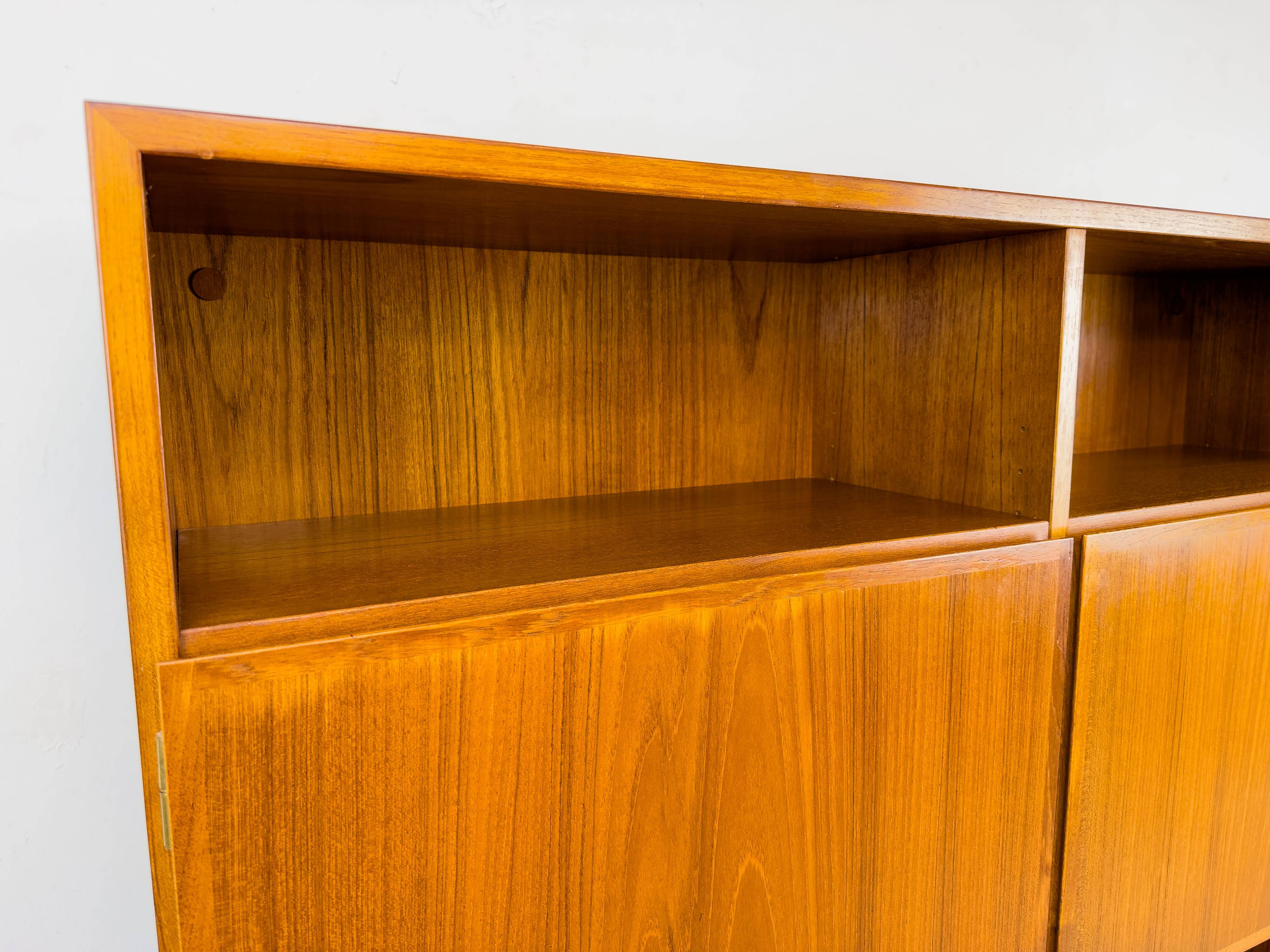 Bibliothèque danoise en teck avec portes par Omann Jun, 1960s