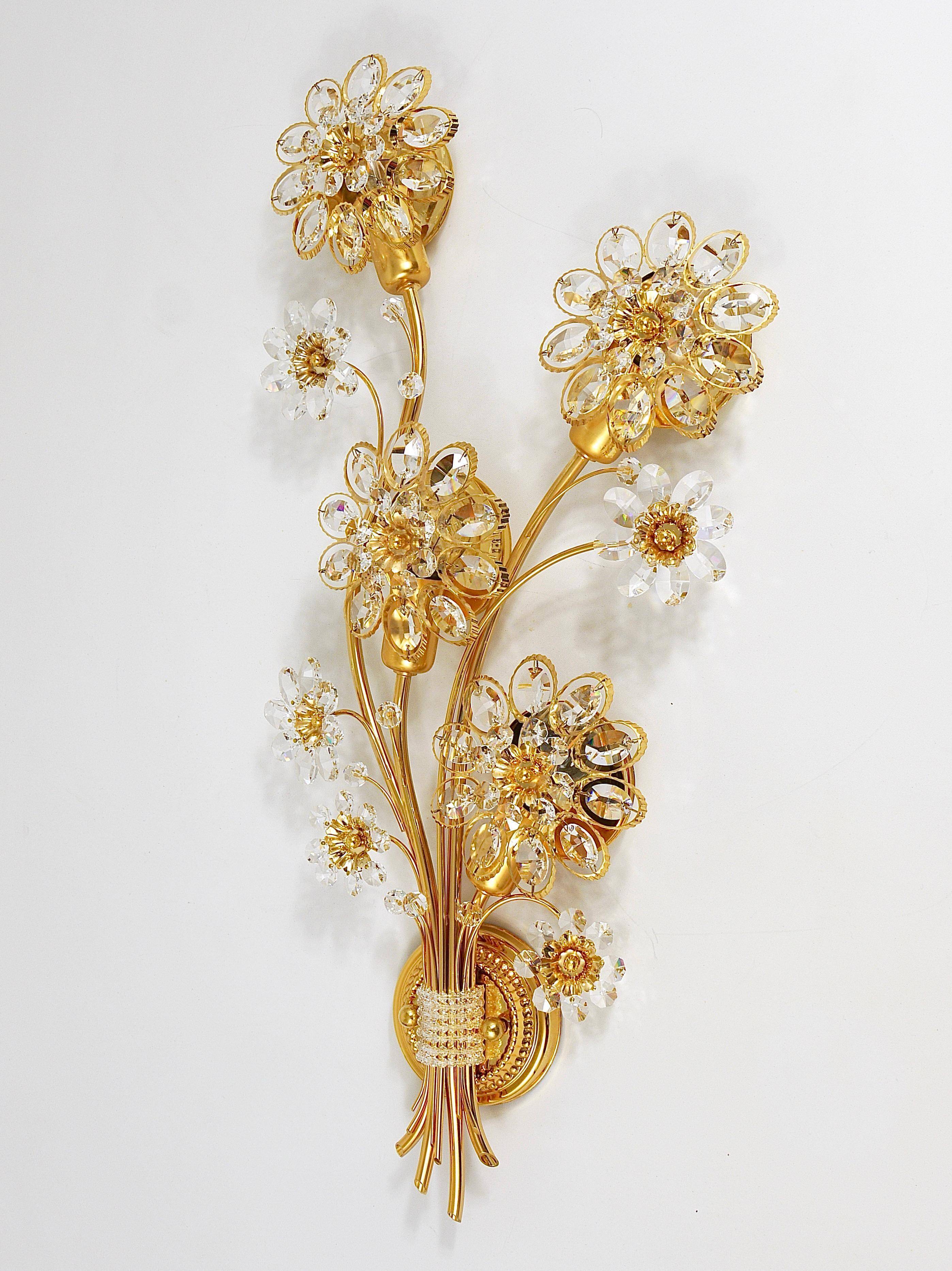 Large wall lamp in gilded brass, Palwa flowers by Ernst Palme, 1970s.