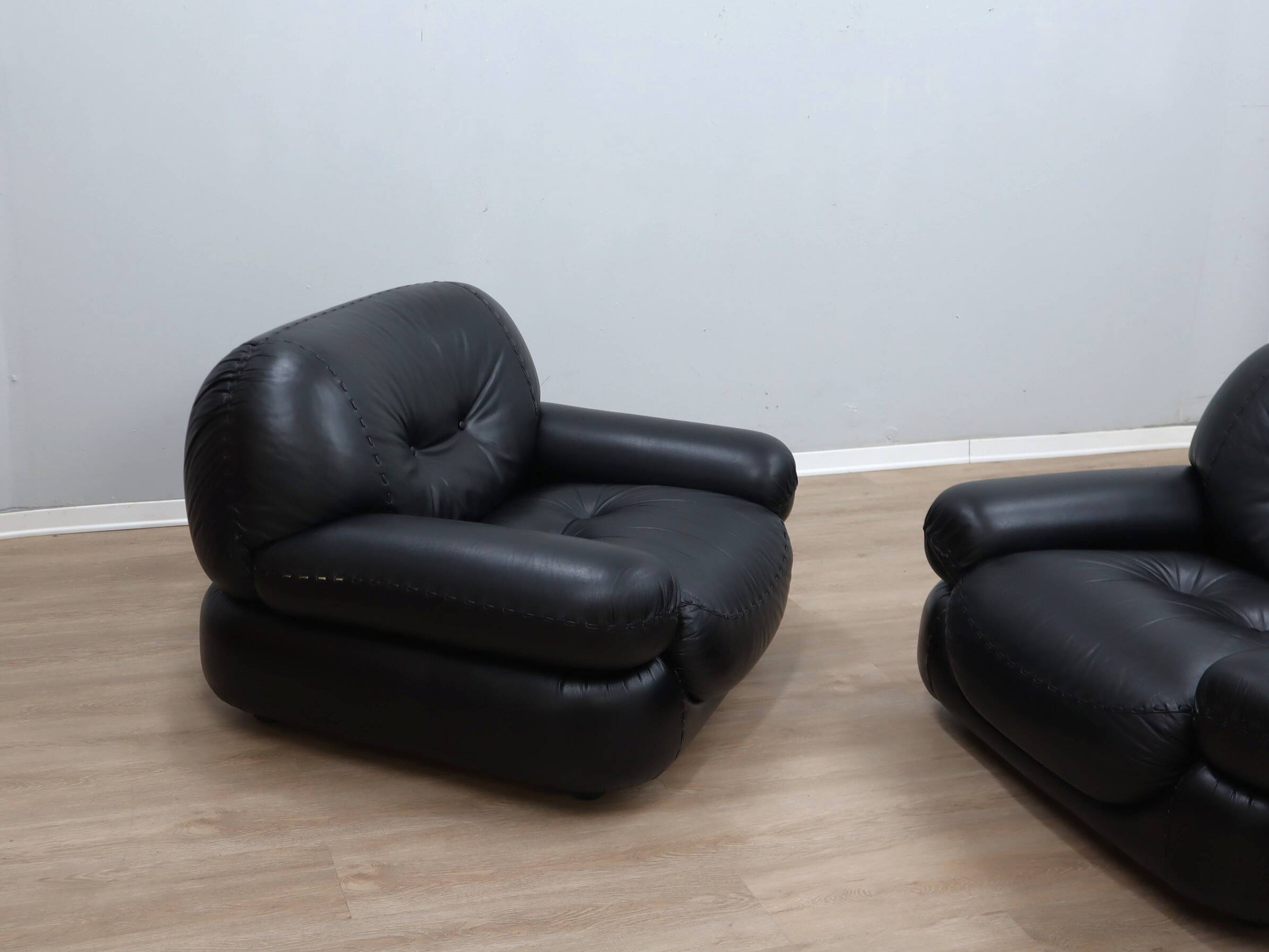 Pair of Mobil Girgi Sapporo armchairs black leather Italy 1970s