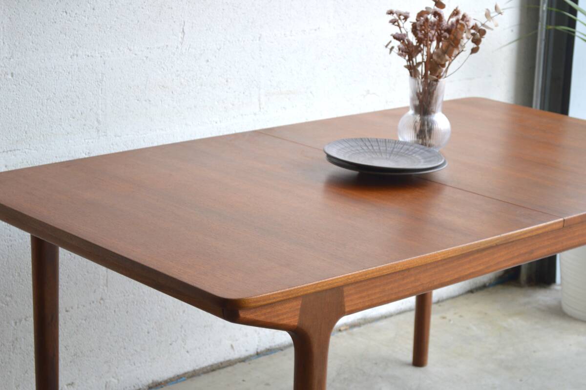 McIntosh table with double butterfly extensions 160cm