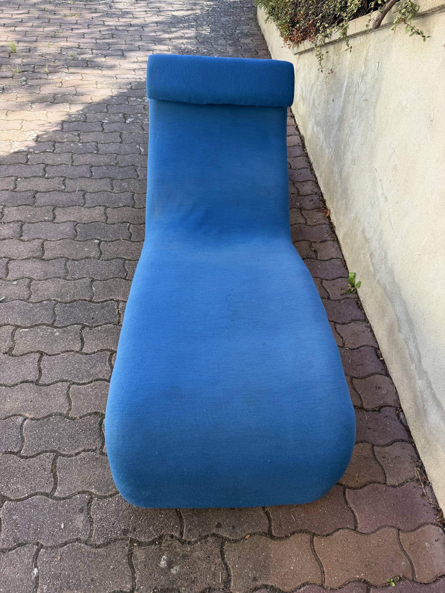 1 Djinn chaise longue by Olivier Mourgue