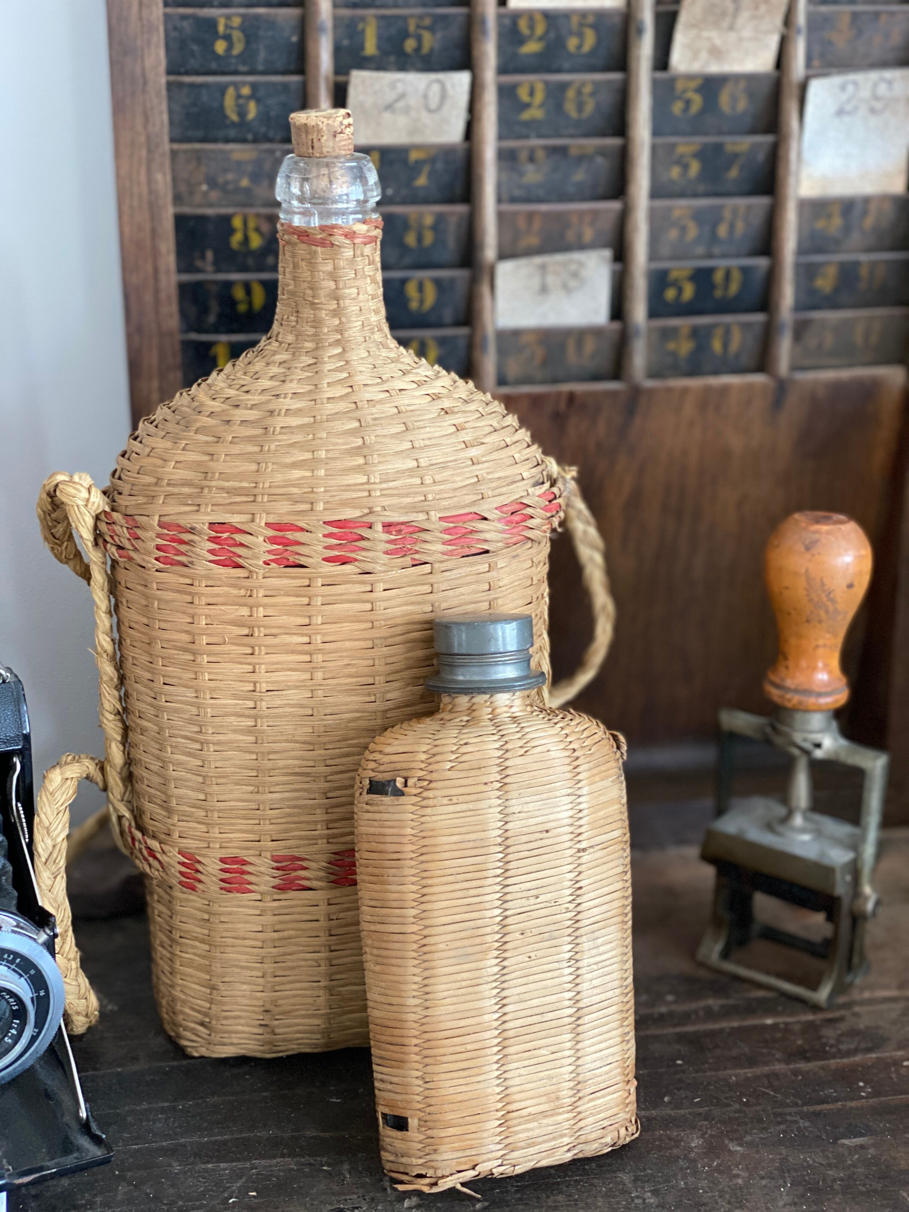 Duo de bouteilles en rotin