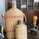 Duo de bouteilles en rotin