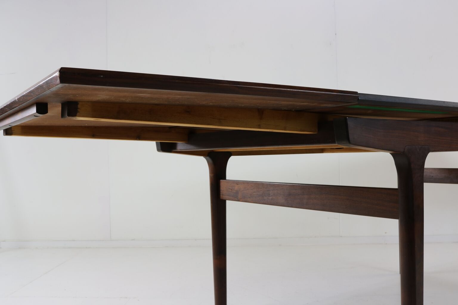 Top quality Danish design dinner table in rosewood by Kjaernulf