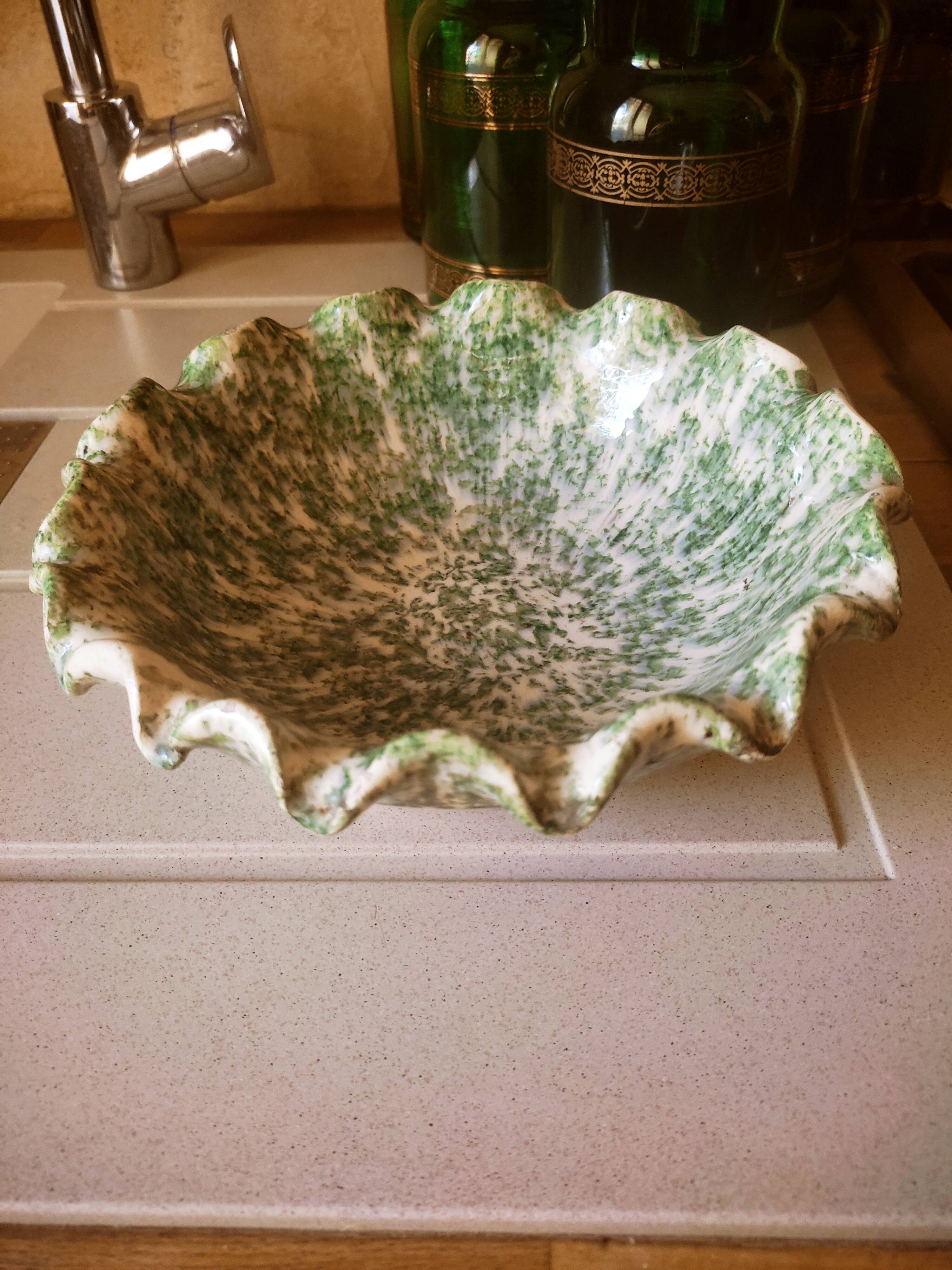 Ceramic bowl with hemmed edges