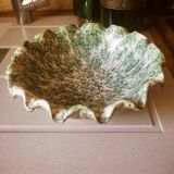 Ceramic bowl with hemmed edges