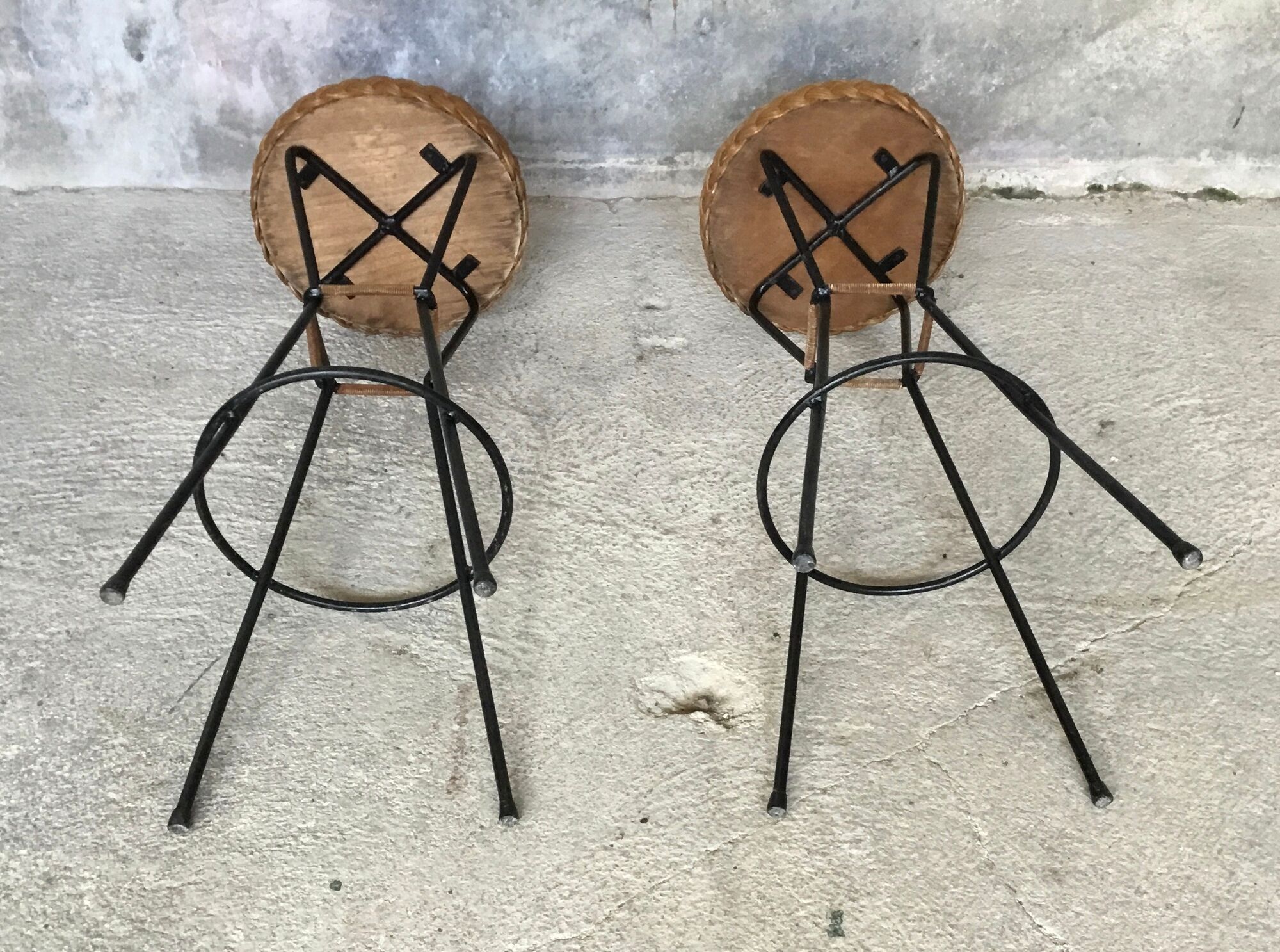 Vintage cocktail bar and its piare of stools - wicker and metal - 1960