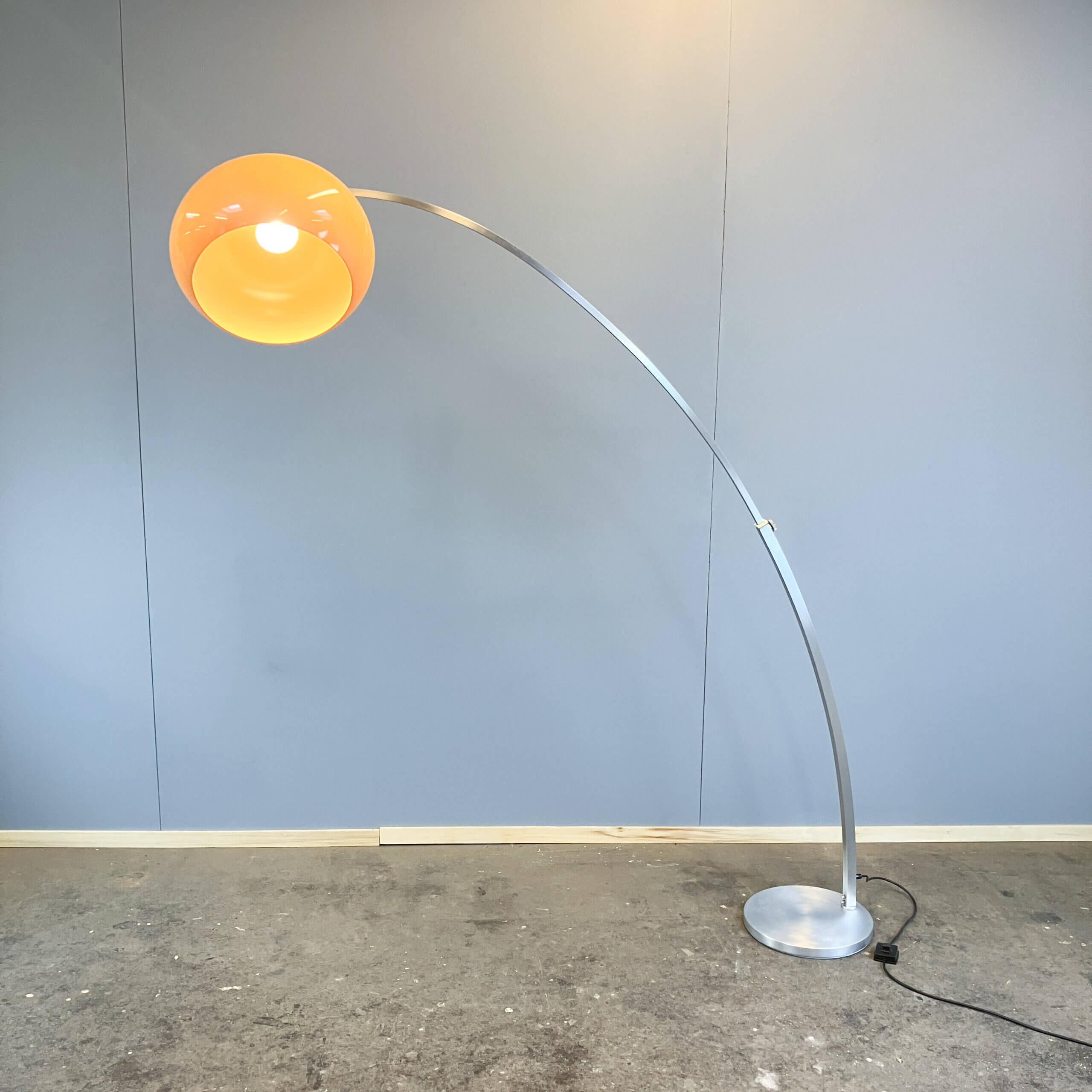 Lampe arquée par Sölken, aluminium brossé avec un abat-jour en verre acrylique, années 1970.