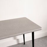 Table basse grise pieds métalliques