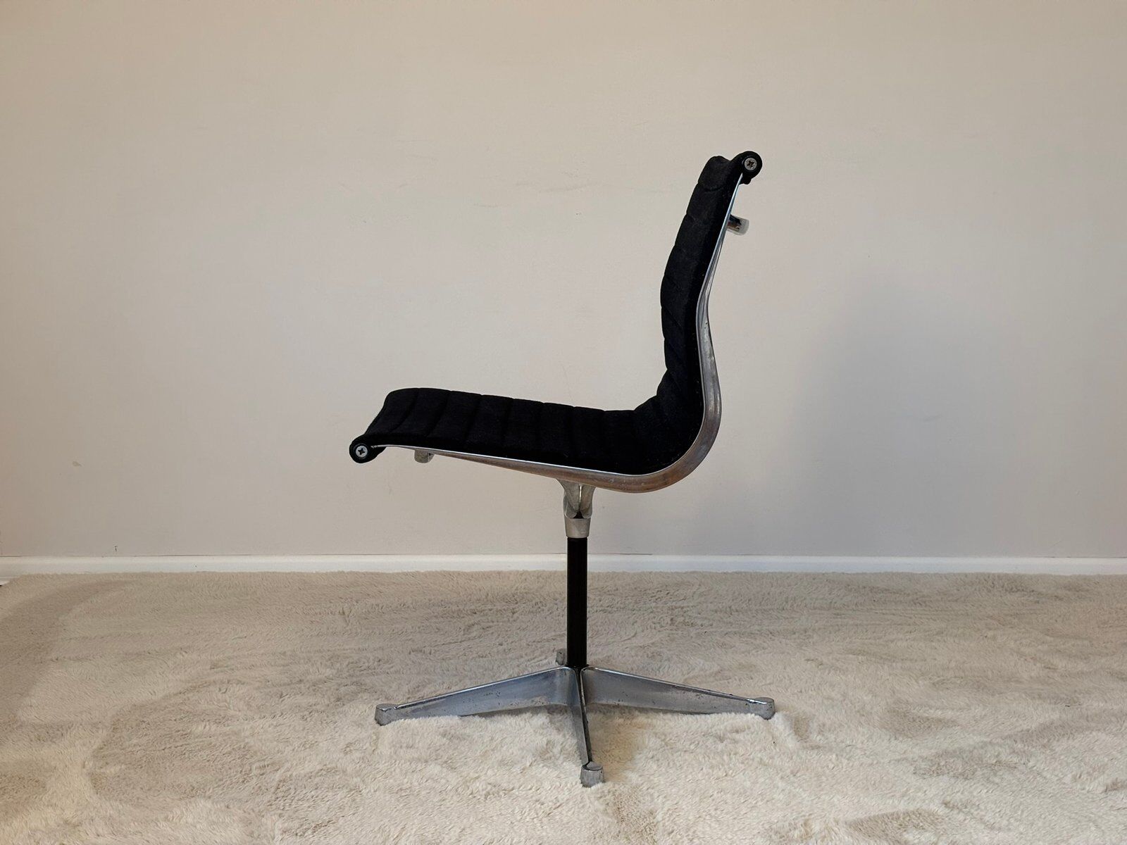Model EA 105 aluminium swivel chair by Eames for Herman Miller, 1970s